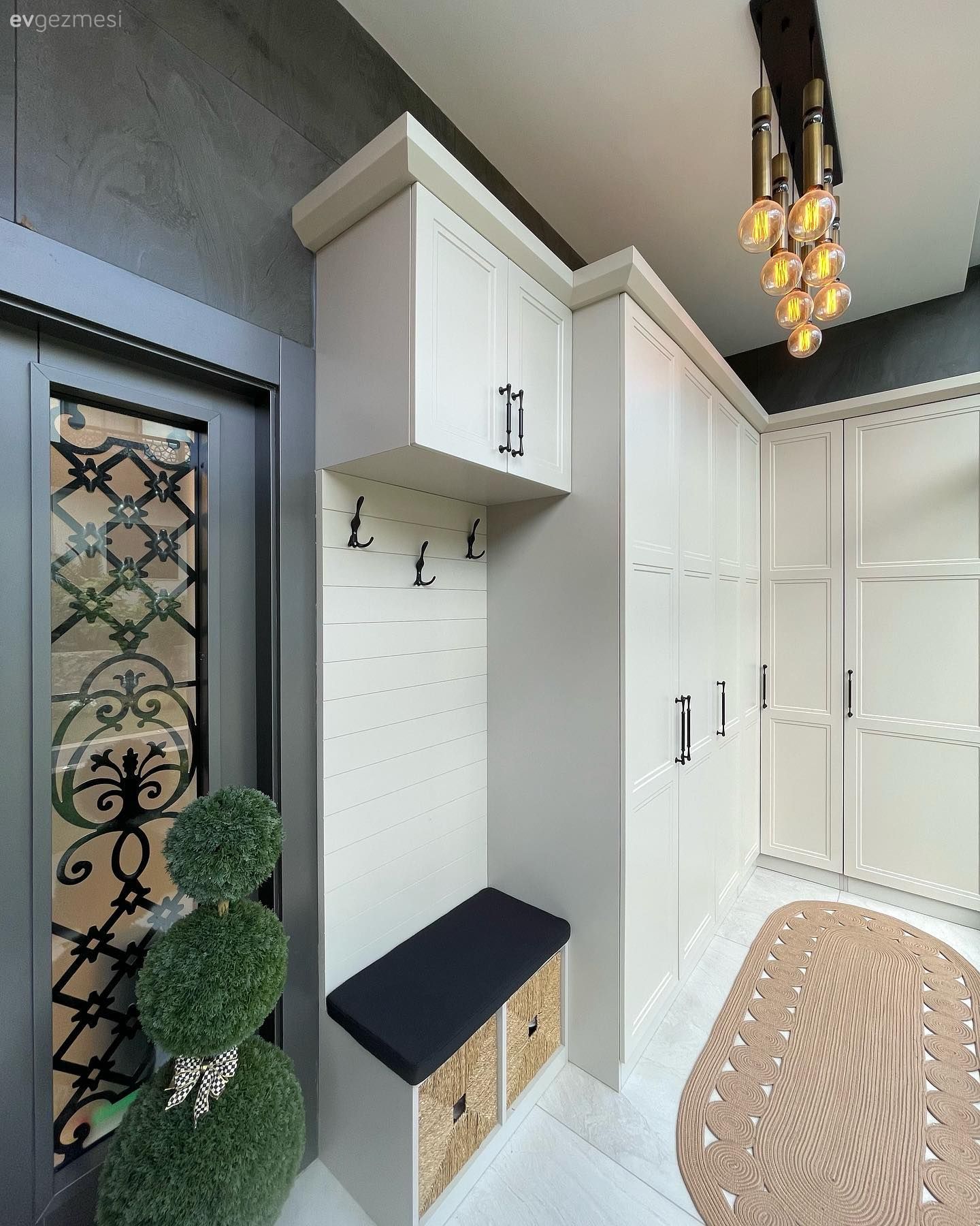 Antre, Beyaz, Vestiyer, Avize, Aydınlatma, Jüt halı, Halı, Özel yapım dolaplar, Dolap