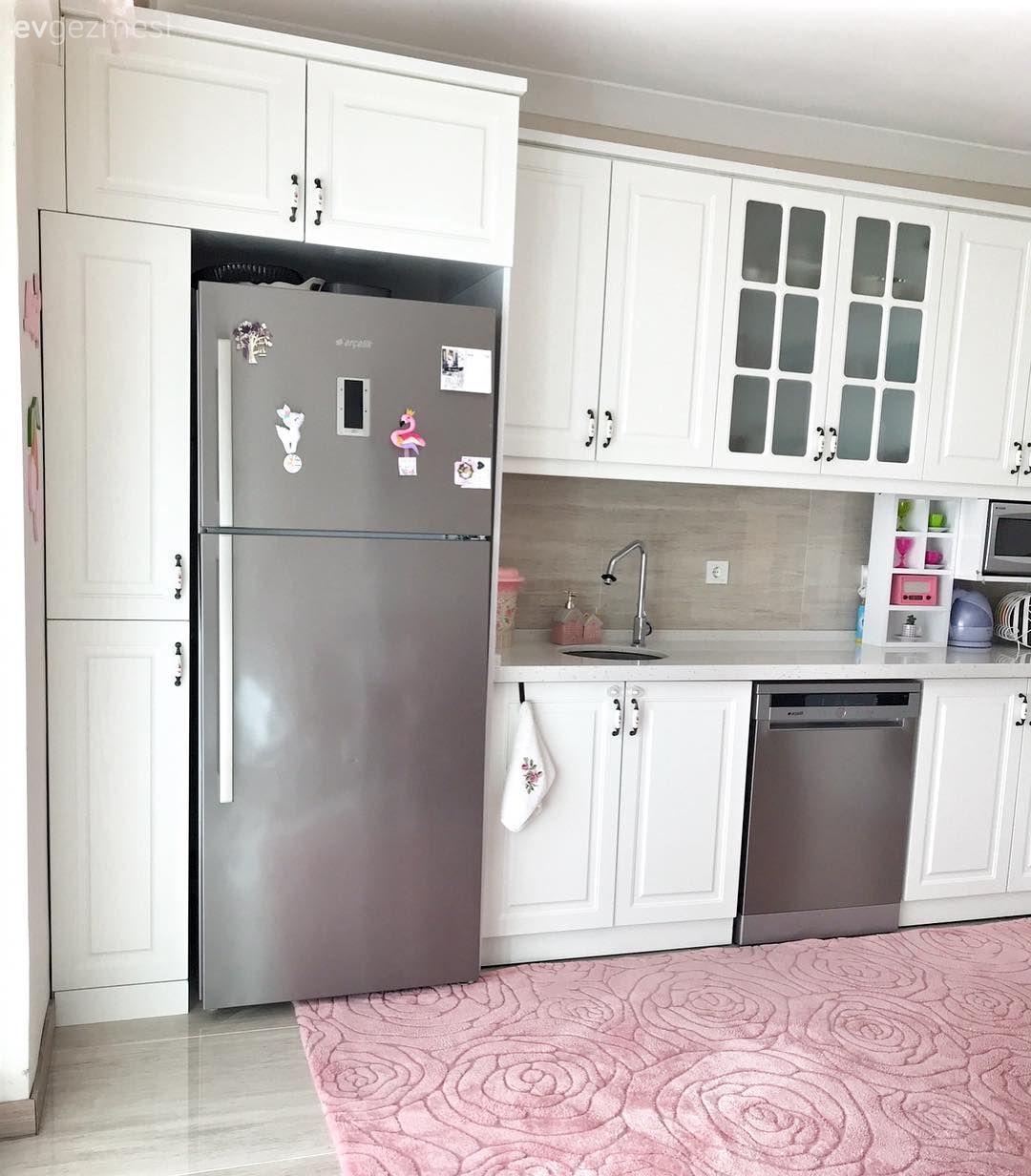 Mutfak, Beyaz mutfak, Pembe, Mutfak tezgahı, Mutfak tezgah arası, Shaker kapaklı dolaplar, Halı, Mutfak halısı, Mutfak aksesuarları