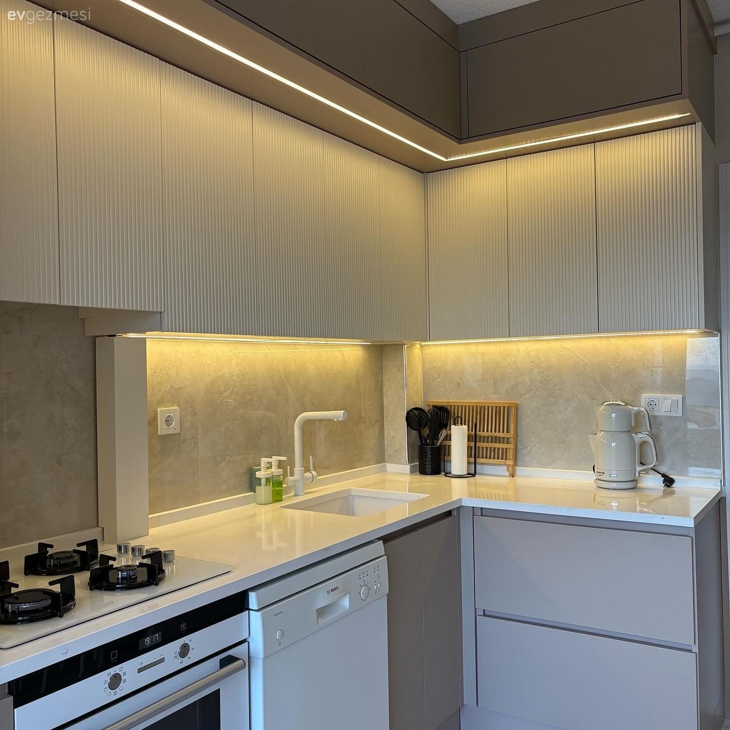 Lambri Kapakların Kullanıldığı Bu Mutfak Trend Seçimlerle Dolu