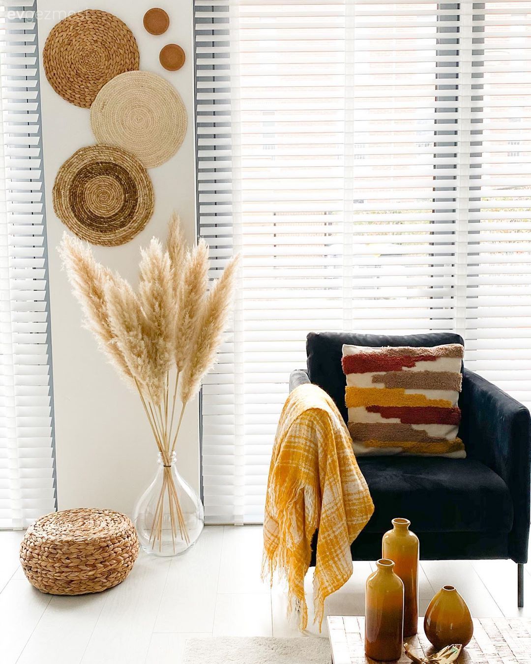 Berjer, Gri, Sarı, Kırlent, Ev tekstili, Vazo, Ev Aksesuar, Pampas otu, Hasır, Hasır puf, Sehpa üstü aksesuarı