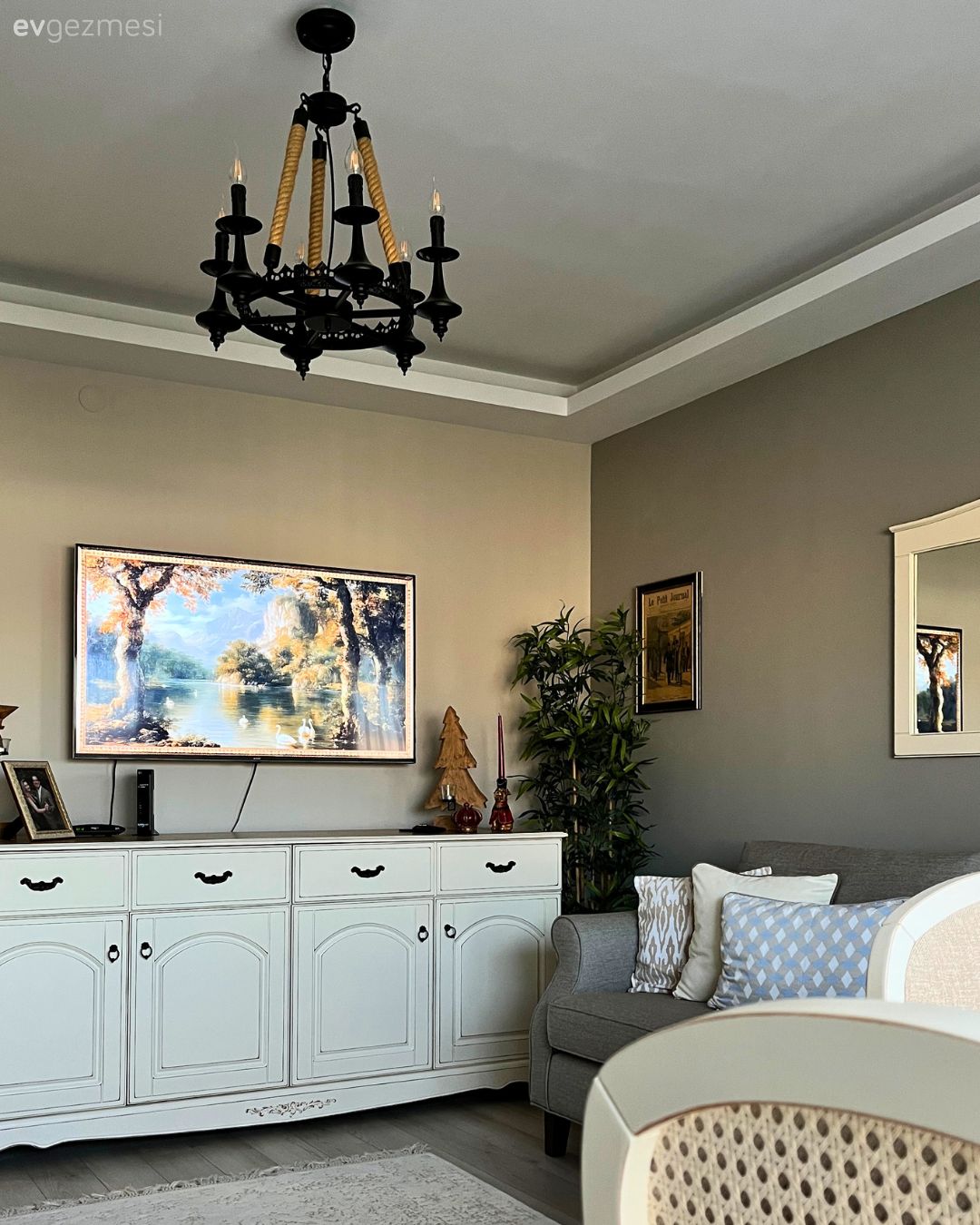 Gri duvar, Tablo, Duvar dekorasyonu, Avize, Aydınlatma, Salon avizesi, Beyaz, Konsol, Konsol üzeri dekoratif objeleri, Ev bitkisi