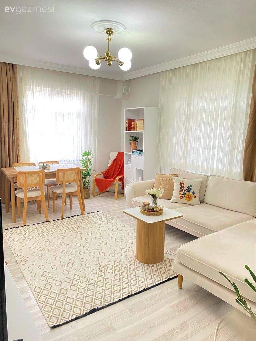 Salon, Bohem Dekorasyon, Köşe koltuk, Koltuk takımı, Kahverengi, Krem, Ahşap Mobilya, Fon perde, Perde, Tül perde, Orta sehpa, Sehpa, Ev bitkisi, Halı, Salon halısı, Kırlent, Ev tekstili, Kitaplık, Avize, Aydınlatma, Salon avizesi, Duvar dekorasyonu, Saksı, Sandalye, Yemek masası, Turuncu, Dekoratif Objeler