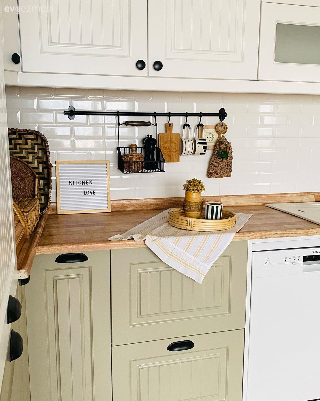 Mutfak, Country mutfak, Beyaz, Vizon, Ahşap mutfak tezgahı, Mutfak tezgahı, Shaker kapaklı dolaplar, Metro seramik, Seramik, Mutfak aksesuarları