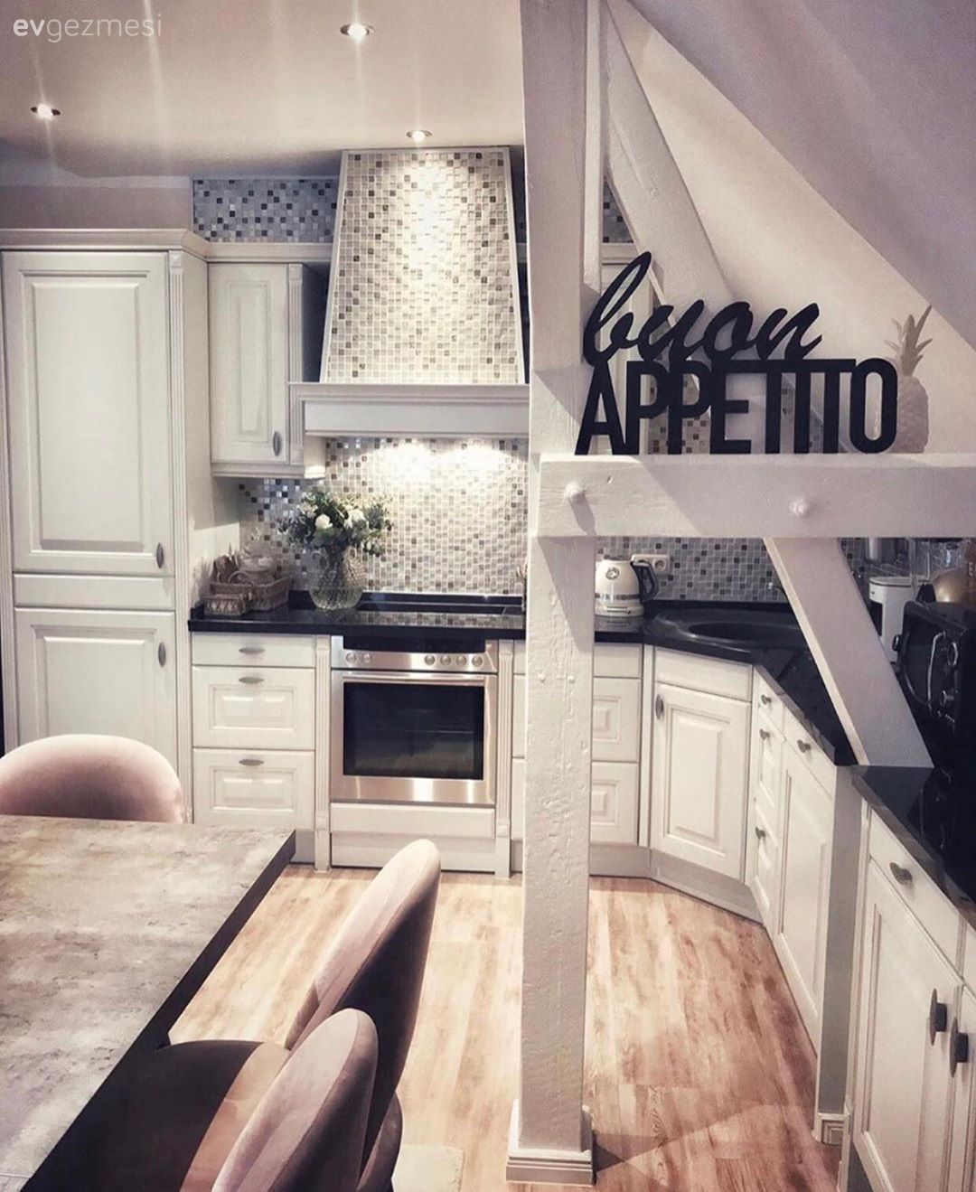 Mutfak, Beyaz mutfak, Shaker kapaklı dolaplar, Mutfak tezgahı, Mutfak tezgah arası, Davlumbaz, Ankastre, Siyah tezgah, Tezgah arası seramik, Mutfak aksesuarları, Dubleks evler, Parke, Mutfak masası, Sandalye, Pudra pembe, Amerikan Mutfak