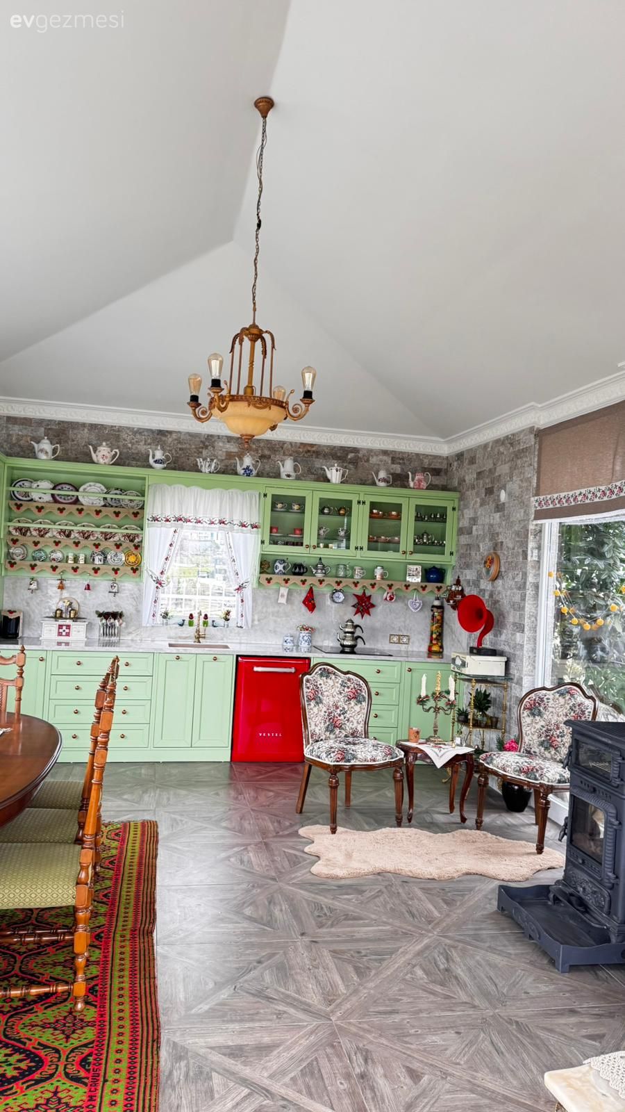 Bu Nostaljik Kış Bahçesinde Her Şey Cesurca Kullanılmış