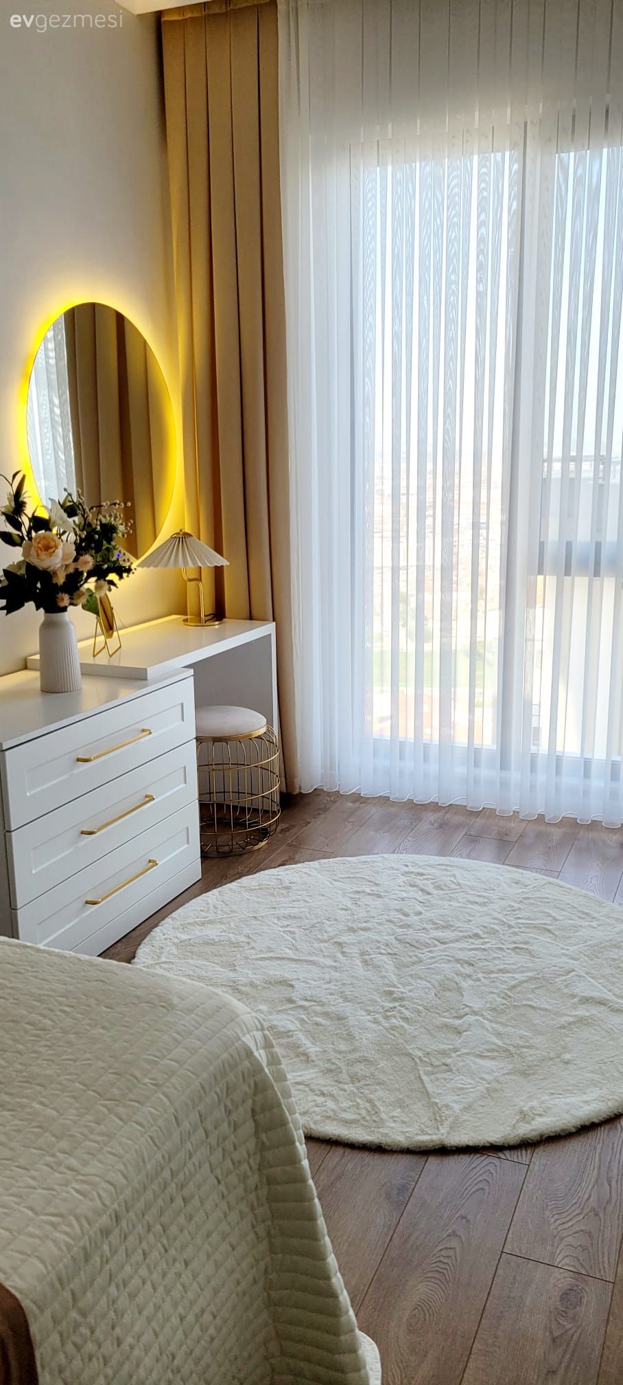 Makyaj masası, Yatak Odası, Yuvarlak ayna, Dekoratif ayna, Beyaz, Yuvarlak halı, Halı, Tül perde, Perde, Fon perde