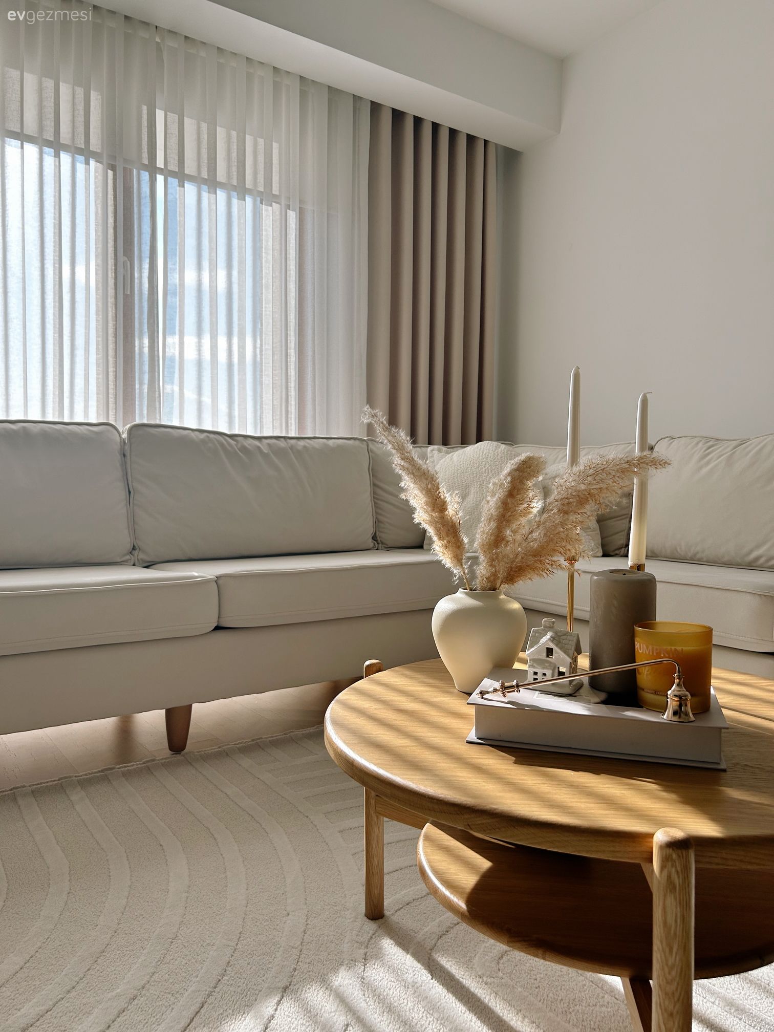 Fon perde, Perde, Tül perde, Köşe koltuk, Koltuk takımı, Orta sehpa, Sehpa, Halı, Salon halısı, Dekoratif Objeler