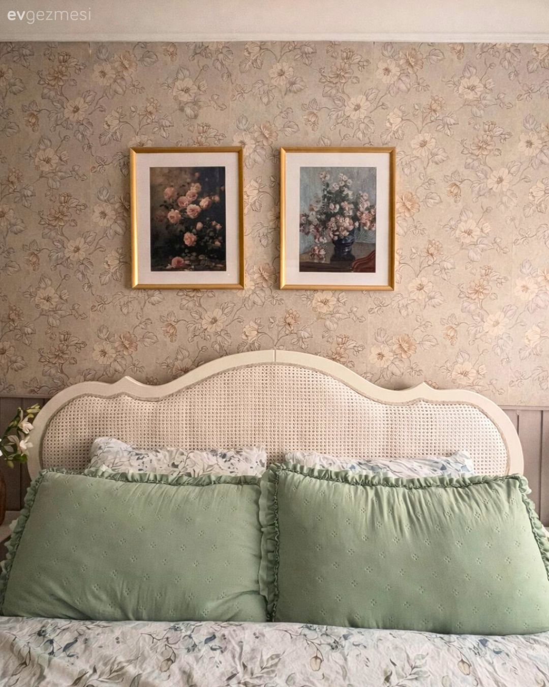 Yatak Odası, Country, Beyaz, Yeşil, Mint yeşil, Pudra pembe, Ev bitkisi, Komodin, Dekoratif Objeler, Yatak başlığı, Yatak örtüsü
