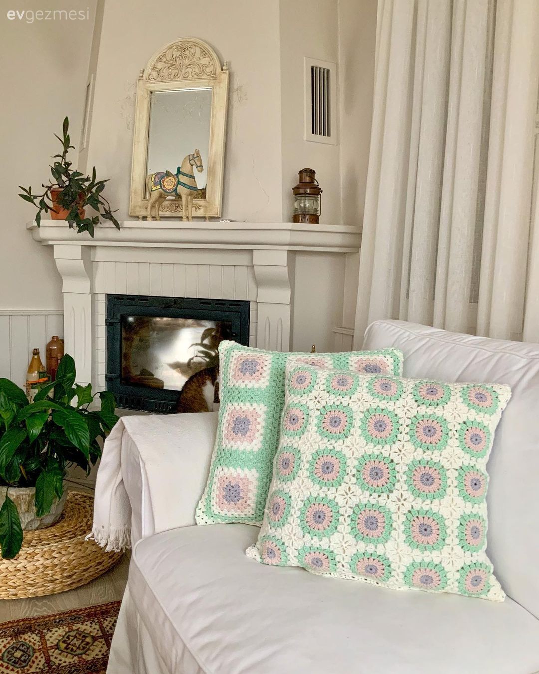 Şömine, Hasır puf, Kırlent, Ev tekstili, Tül perde, Perde, Ev bitkisi