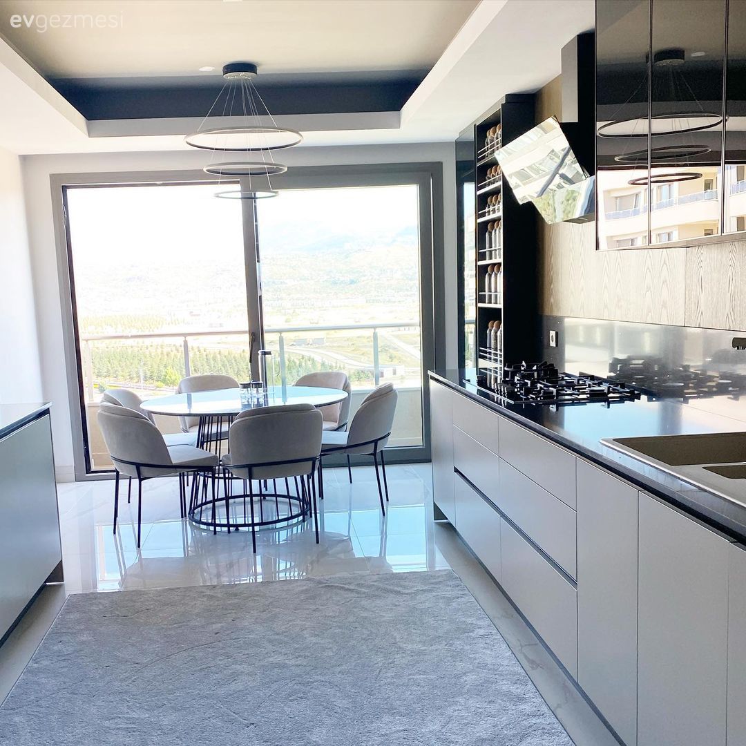 Mutfak, Beyaz mutfak, Siyah tezgah, Mutfak tezgahı, Beyaz, Siyah, Mutfak tezgah arası, Tezgah arası seramik, Davlumbaz, Mutfak zemin seramikleri, Sandalye, Mutfak masası, Mutfak perdesi, Stor perde