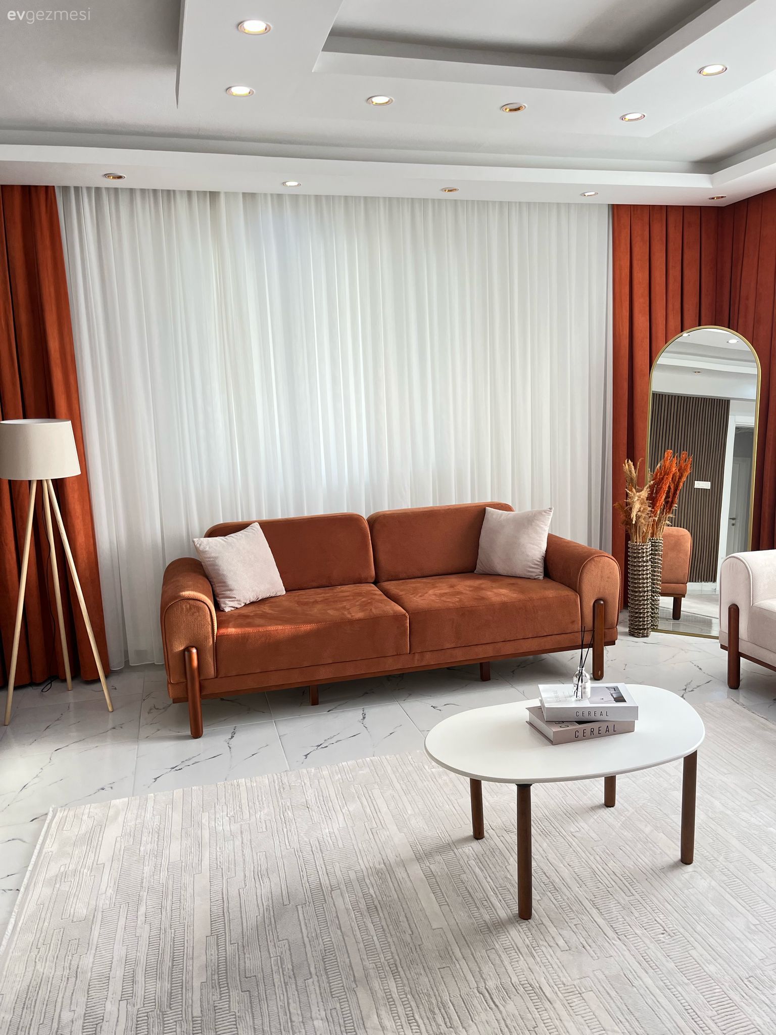 Bu Hatay Evinde Beyaz ve Turuncu Uyumu Esas Alınmış