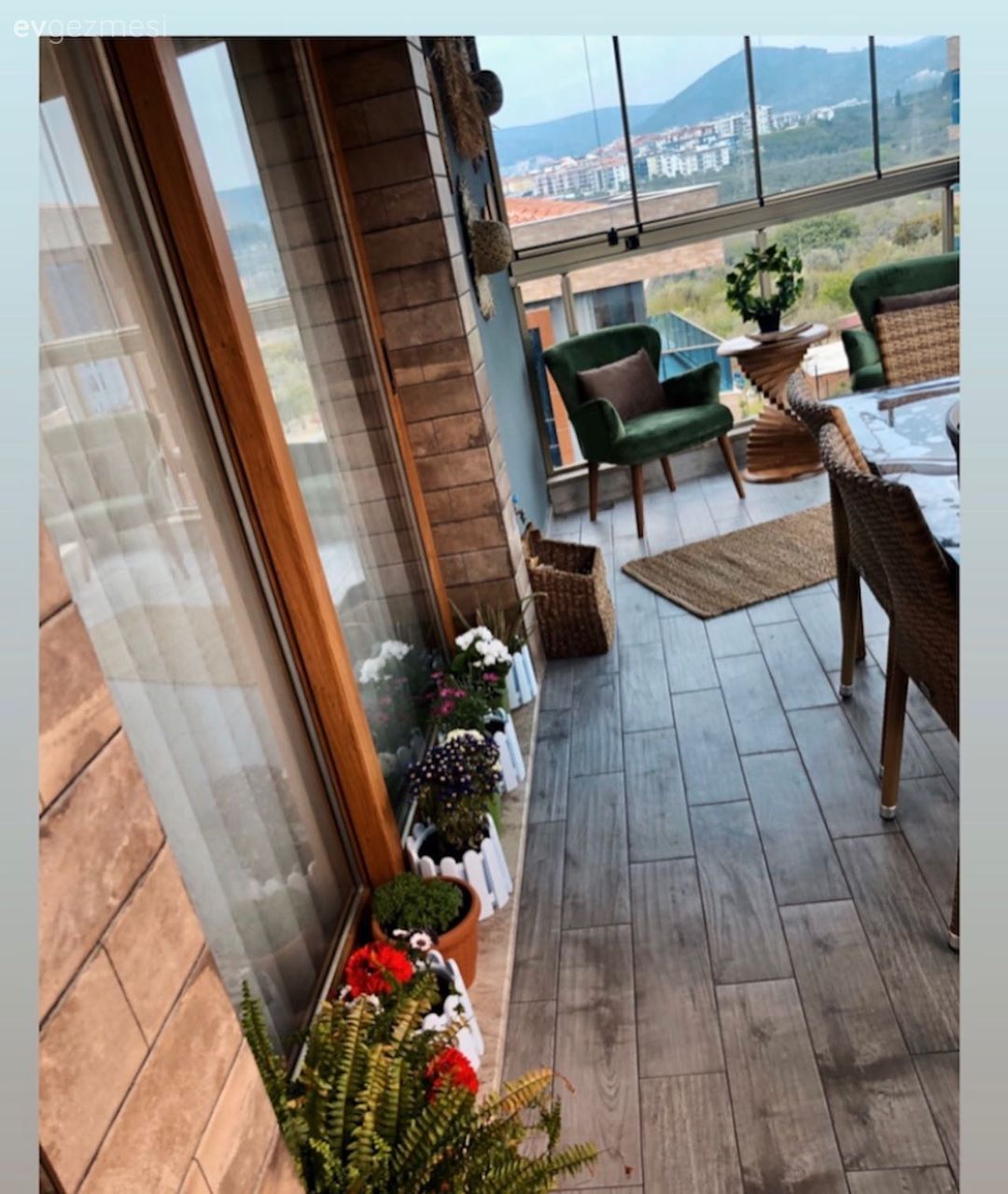 Cam balkon, Kış bahçesi, Balkon çiçekleri, Yeşil, Kahverengi, Berjer, Hasır sandalye, Sehpa, Balkon zemini, Balkon masası