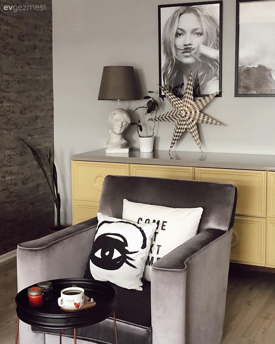 Gri, Gri duvar, Sarı, Berjer, Kırlent, Ev tekstili, Metal ayaklı sehpa, Sehpa, Konsol, Konsol üzeri dekoratif objeleri, Abajur, Aydınlatma, Tablo, Duvar dekorasyonu, Dekoratif Objeler