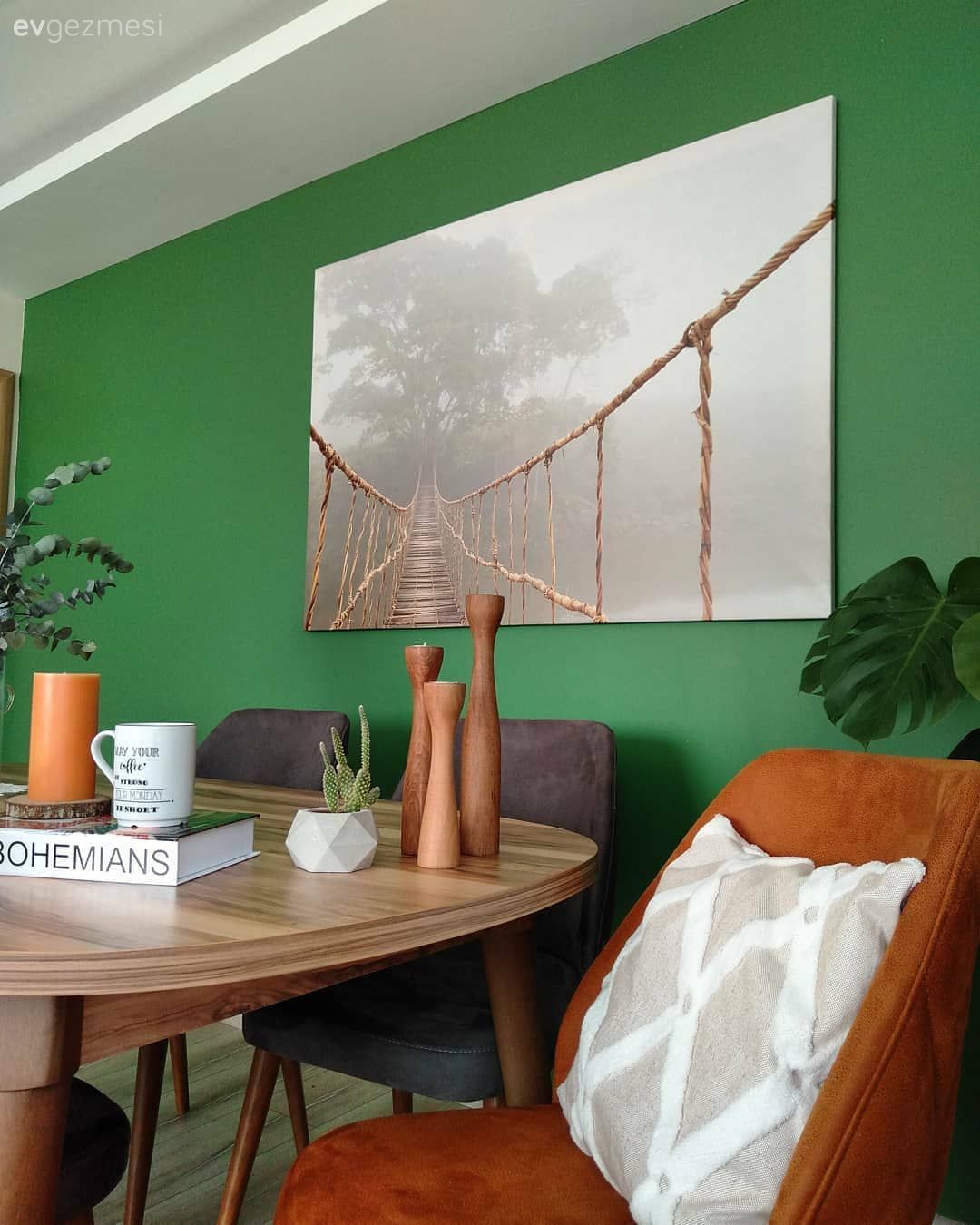 Gri, Turuncu, Beyaz, Yeşil duvar, Duvar rafı, Duvar dekorasyonu, Kırlent, Ev tekstili, Tablo, Ev bitkisi, Sandalye, Yemek masası, Dekoratif Objeler