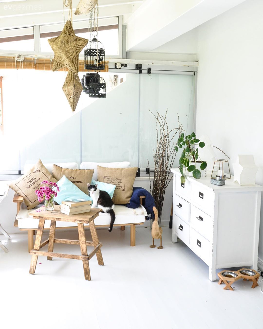 Hasır, Beyaz, Şifonyer, Yatak Odası, Sehpa, Avize, Aydınlatma, Dekoratif Objeler, Kırlent, Ev tekstili, Ev bitkisi