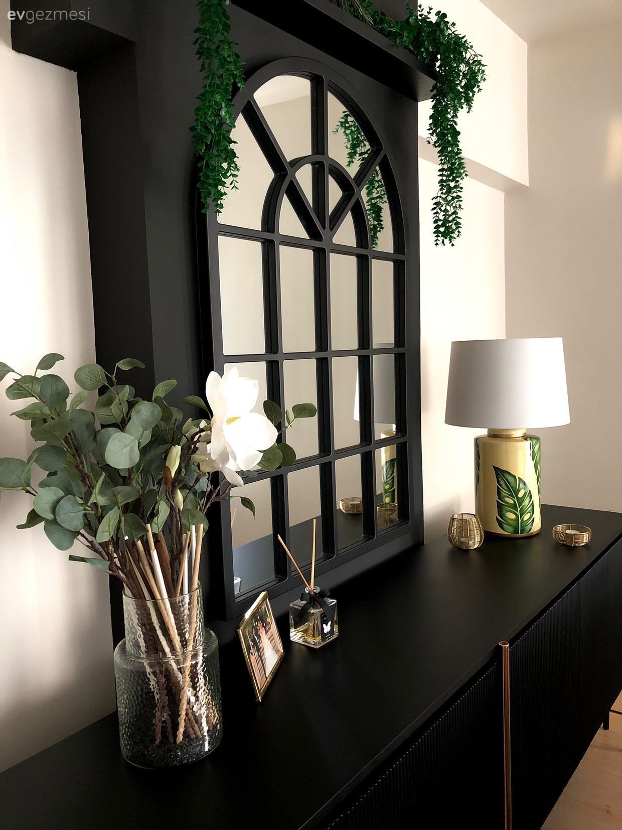 Konsol, Konsol üzeri dekoratif objeleri, Siyah, Abajur, Aydınlatma, Ayna, Pencere duvar dekoru, Duvar dekorasyonu, Ev bitkisi, Vazo, Ev Aksesuar