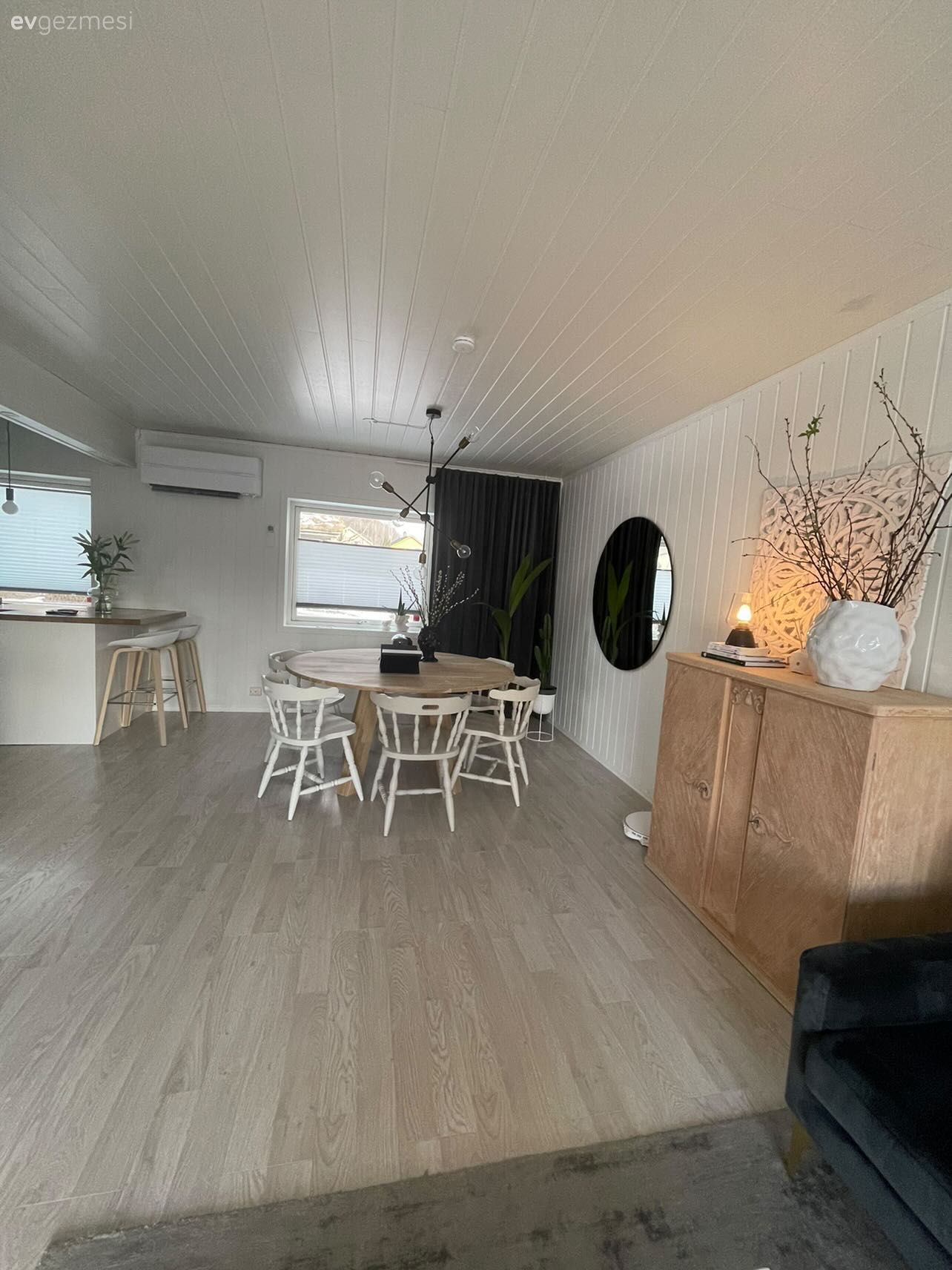 Salon, İskandinav, Ahşap Mobilya, Yuvarlak ayna, Dekoratif ayna, Füme, Köşe koltuk, Koltuk takımı, Parke, Avize, Aydınlatma, Yemek odası avizesi