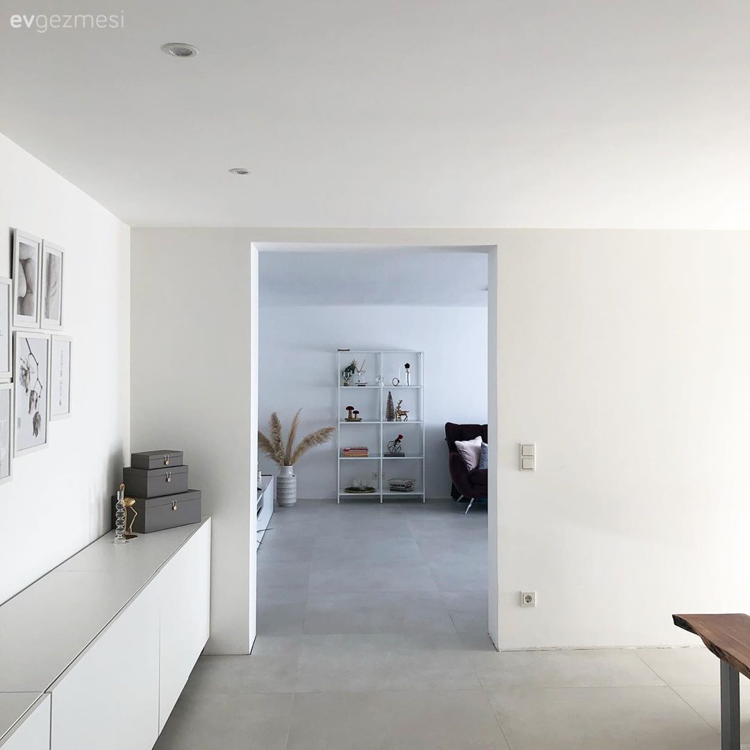 Yemek masası, Sandalye, Konsol, Konsol üzeri dekoratif objeleri, Amerikan Mutfak, Mutfak, Beyaz, Gri, Siyah, Tablo, Duvar dekorasyonu, Avize, Aydınlatma