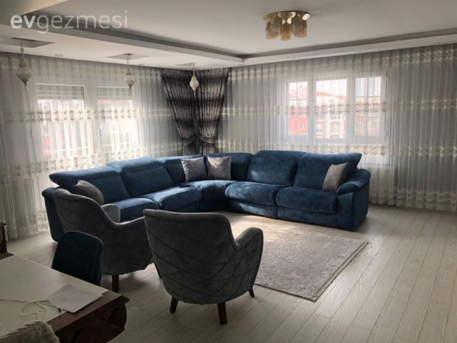 Salon, Modern, Köşe koltuk, Koltuk takımı, Mavi, Gri, Beyaz, Kahverengi, Halı, Salon halısı, Fon perde, Perde, Tül perde, Dekoratif Objeler, Salon avizesi, Avize, Aydınlatma, Berjer, Parke