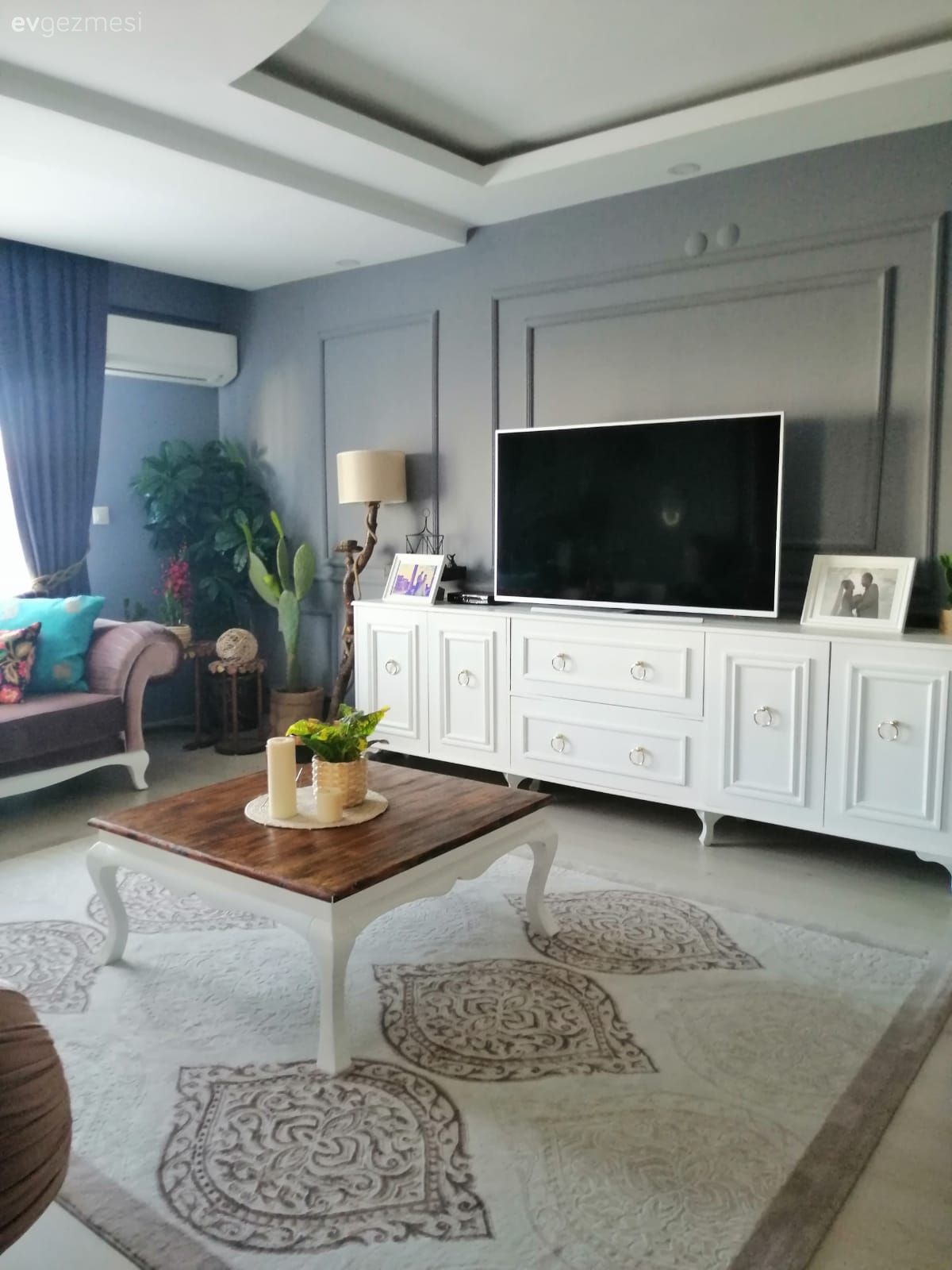 Tv ünitesi, Tv ünitesi aksesuarları, Ev Aksesuar, Beyaz, Eklektik, Gri duvar, Abajur, Aydınlatma, Orta sehpa, Sehpa, Sehpa üstü aksesuarı, Çerçeve, Halı, Salon halısı, Fon perde, Perde, Koltuk takımı, Ev bitkisi