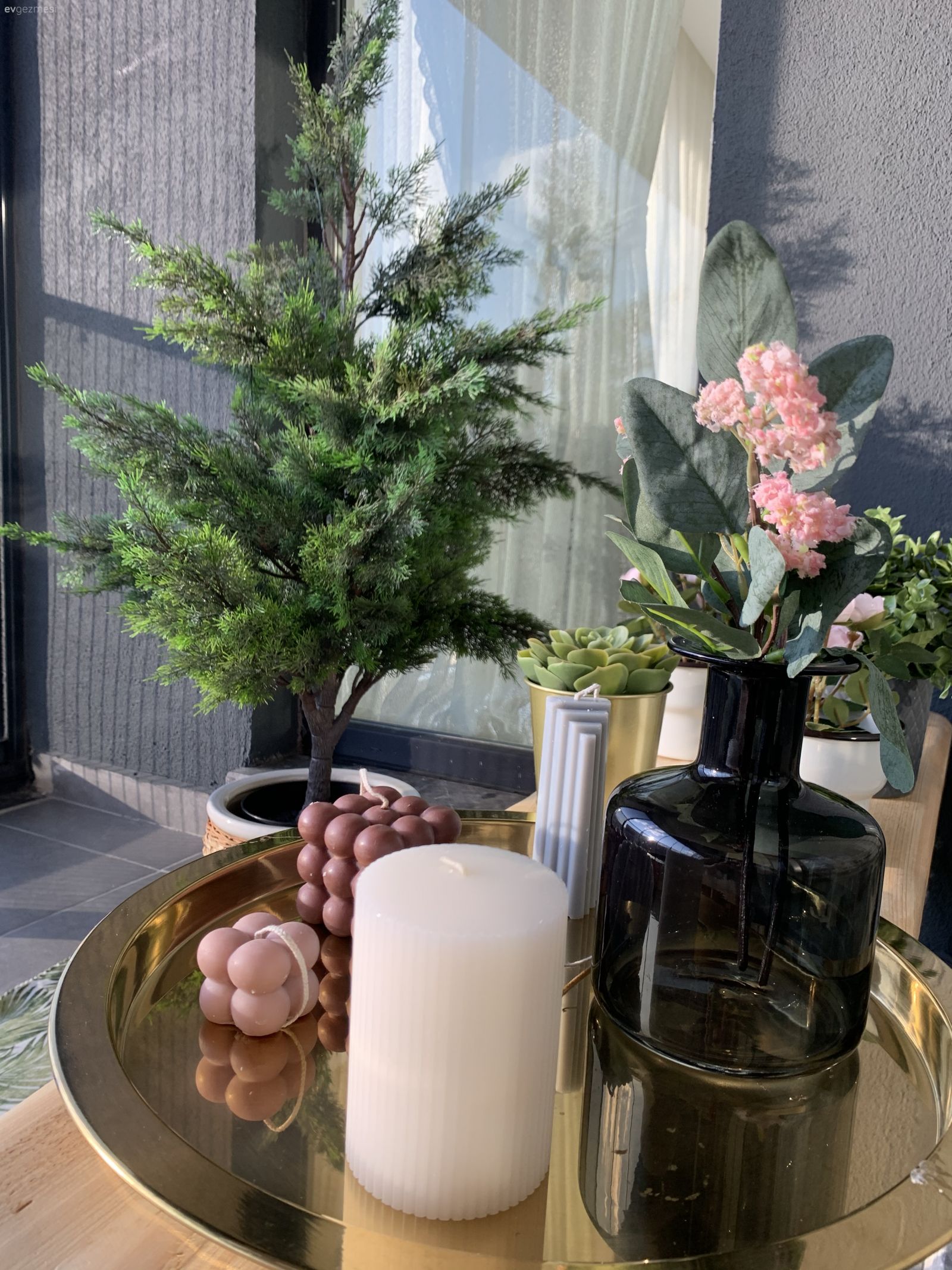 Beyaz ve Ahşap Uyumu Bu İstanbul Evinin Her Köşesinde Yankılanmış