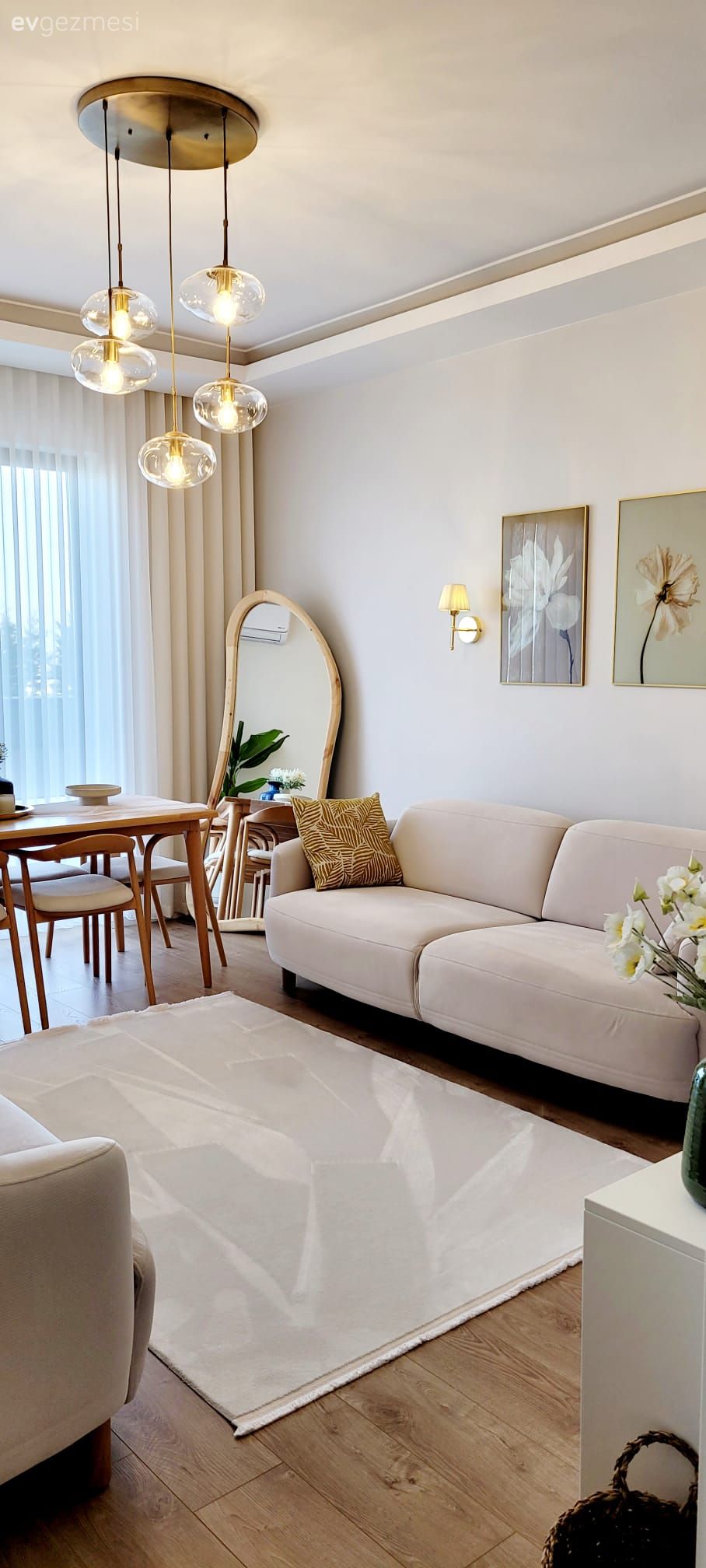 Salon, Modern, Krem, Bej, Vizon, Beyaz, Koltuk takımı, Ahşap Mobilya, Fon perde, Perde, Tül perde, Sandalye, Yemek masası, Boy aynası, Ayna, Tablo, Duvar dekorasyonu, Kırlent, Ev tekstili, Avize, Aydınlatma, Salon avizesi, Halı, Salon halısı, Aplik, Dekoratif Objeler