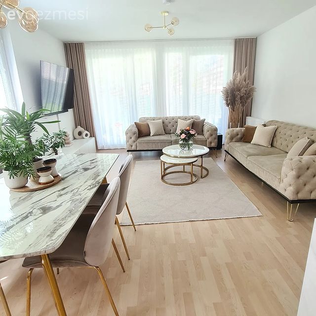 Bu Evde Açık ve Nötr Tonlar Altın Vurgularıyla Belirginlik Kazanmış!