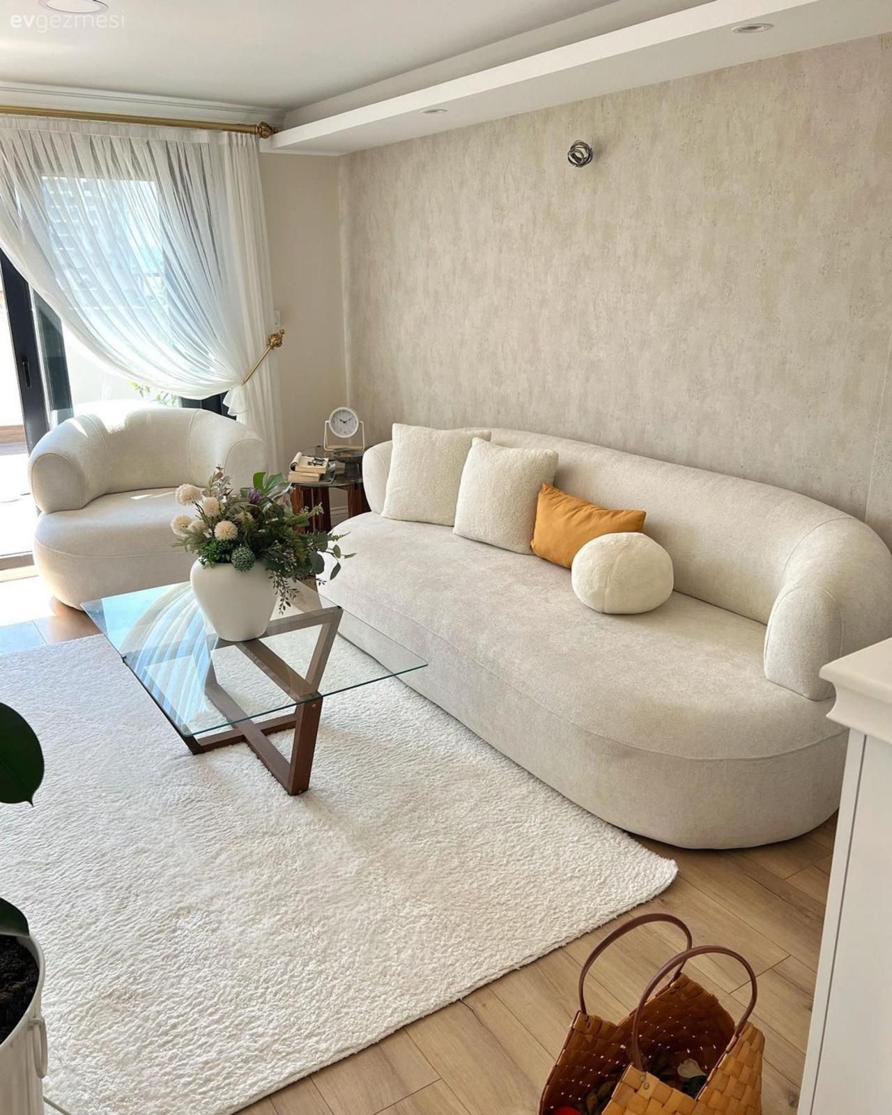 Salon, İskandinav, Modern, Beyaz, Koltuk takımı, Berjer, Orta sehpa, Sehpa, Cam orta sehpa, Tül perde, Perde, Beyaz halı, Kırlent, Ev tekstili, Hardal, Parke, Yan sehpa, Ev bitkisi, Vazo, Ev Aksesuar