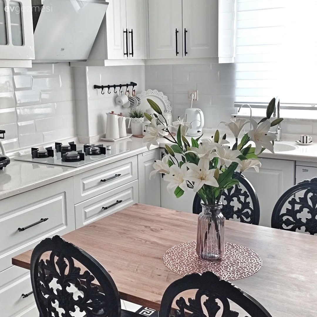 Ferforje Sandalyeler Bu Mutfağa Samimiyet Katmış