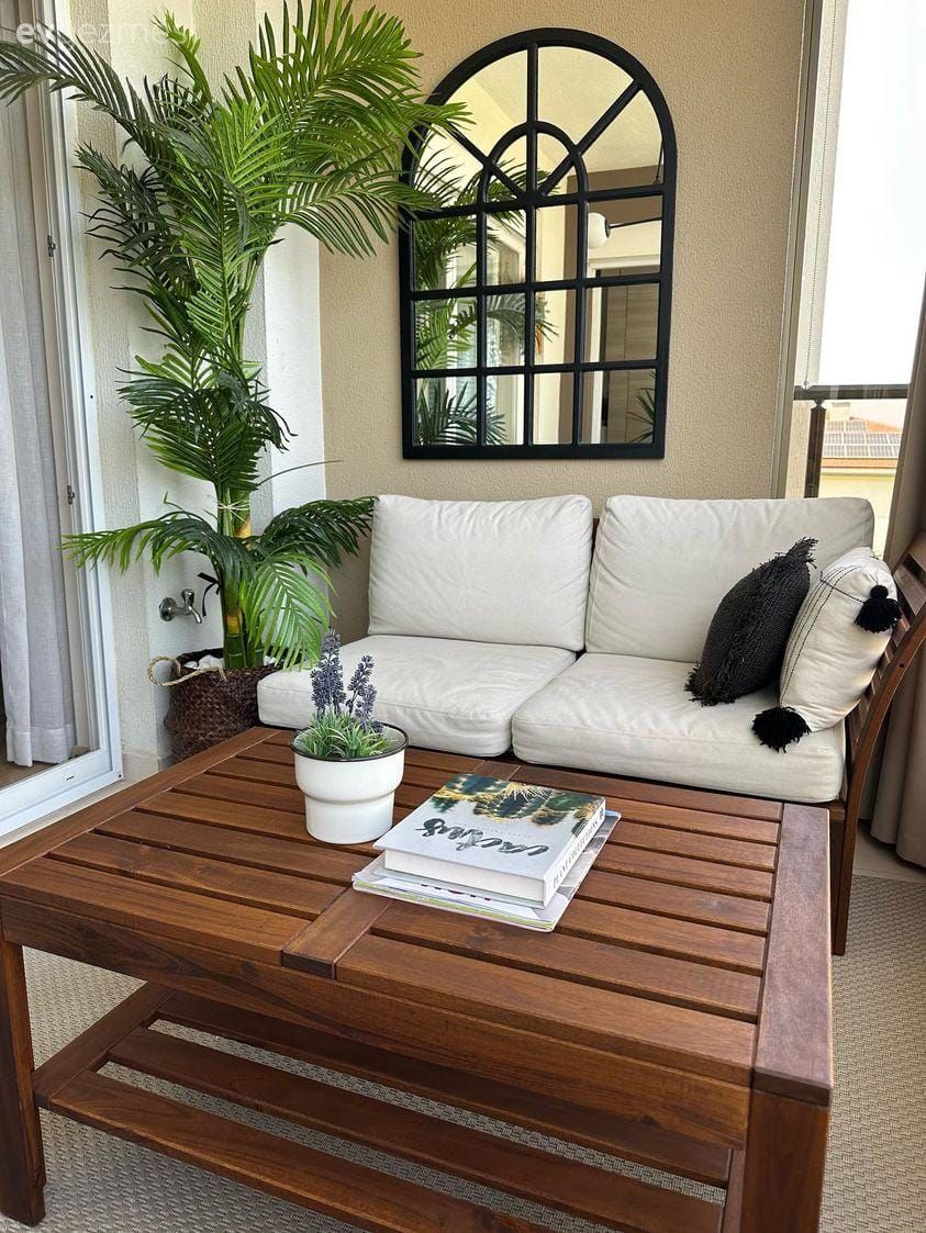 Balkon, Balkon avizesi, Kapalı balkon, Pencere duvar dekoru, Duvar dekorasyonu, Ev bitkisi, Balkon oturma grubu, Ahşap Mobilya, Siyah