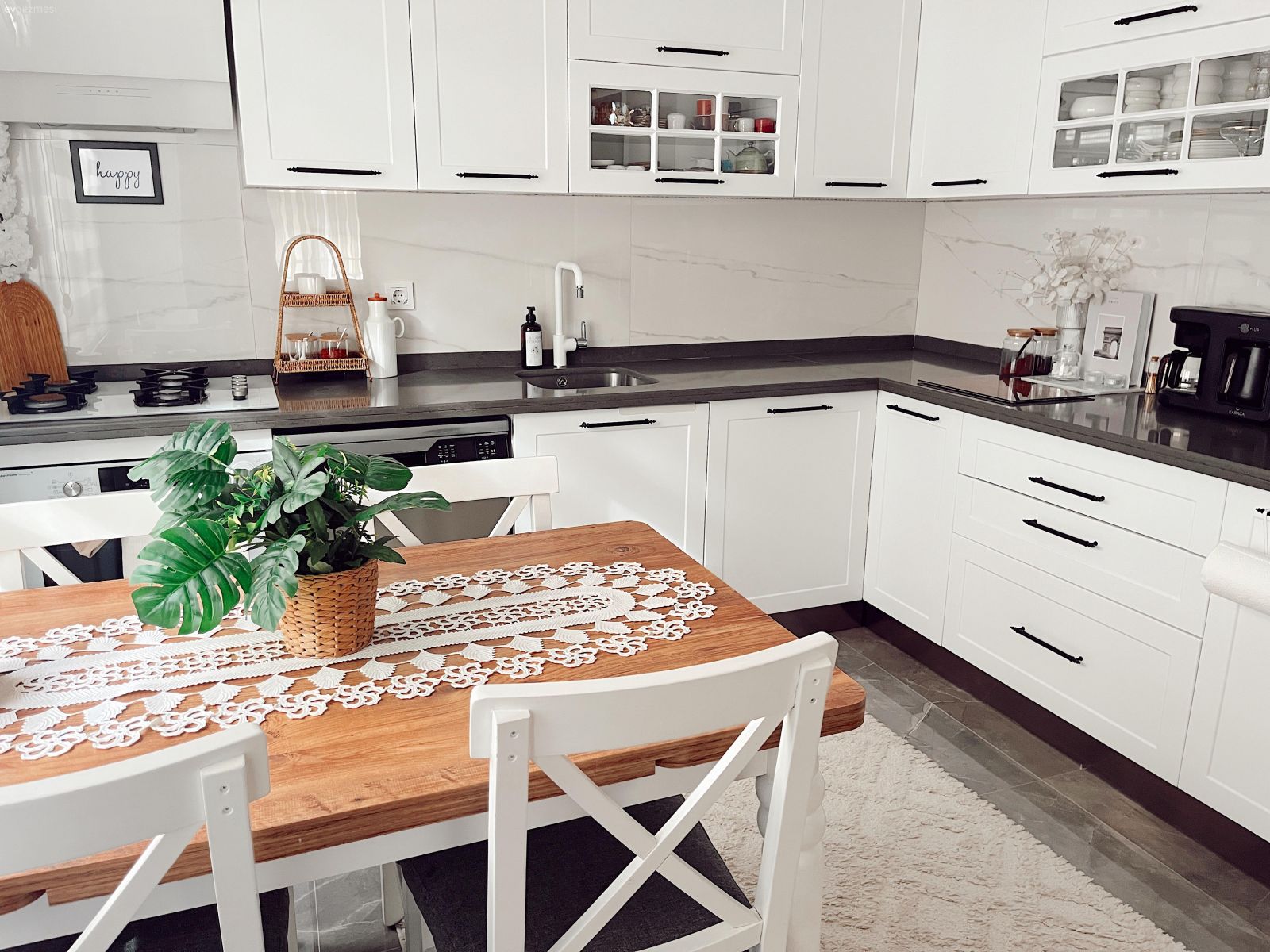 Mutfak, Beyaz, Siyah, Beyaz mutfak, Siyah tezgah, Mutfak tezgahı, Mutfak tezgah arası, Ankastre, Halı, Mutfak halısı, Sandalye, Mutfak masası, Mutfak sandalyesi, Shaker kapaklı dolaplar