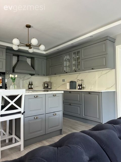 Gri mutfak, Modern, Beyaz, Gri, Shaker kapaklı dolaplar, Mutfak, Ada mutfak, Mutfak tezgahı, Mutfak tezgah arası, Mutfak Avize Modelleri, Amerikan Mutfak