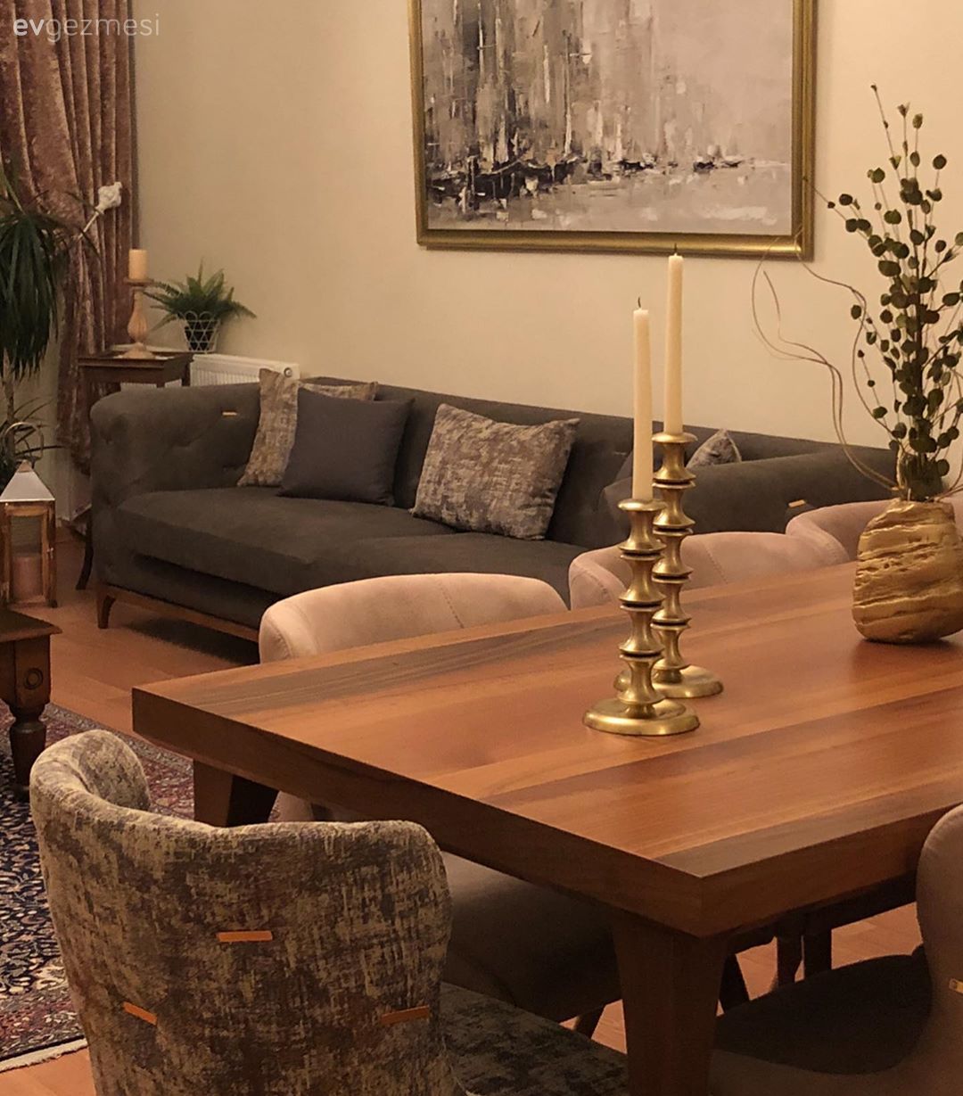 Salon, Modern klasik, Gri, Kahverengi, Krem, Ahşap Mobilya, Yemek masası, Sandalye, Tablo, Duvar dekorasyonu, Şamdan, Ev Aksesuar, Mum, Vazo, Kırlent, Ev tekstili, Fon perde, Perde