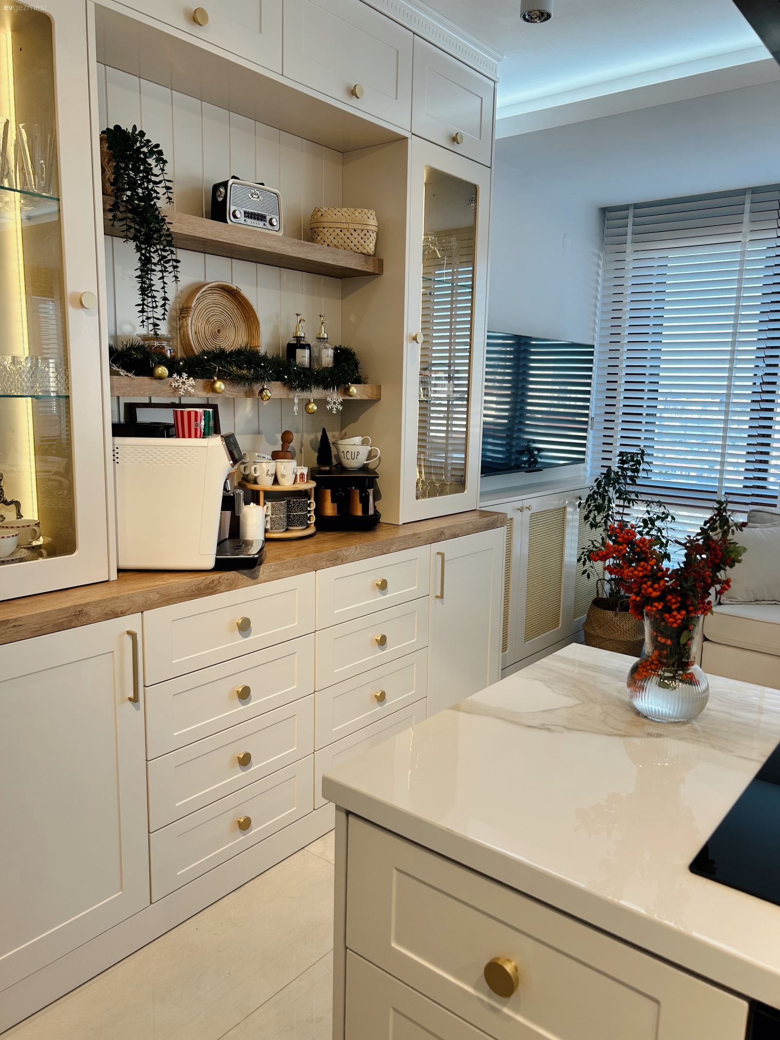 Mutfak, Beyaz, Ahşap Mobilya, Shaker kapaklı dolaplar, Kahve köşesi, Mutfak aksesuarları, Ada mutfak, Mutfak perdesi, Krem, Bej, Cam kapaklı dolap