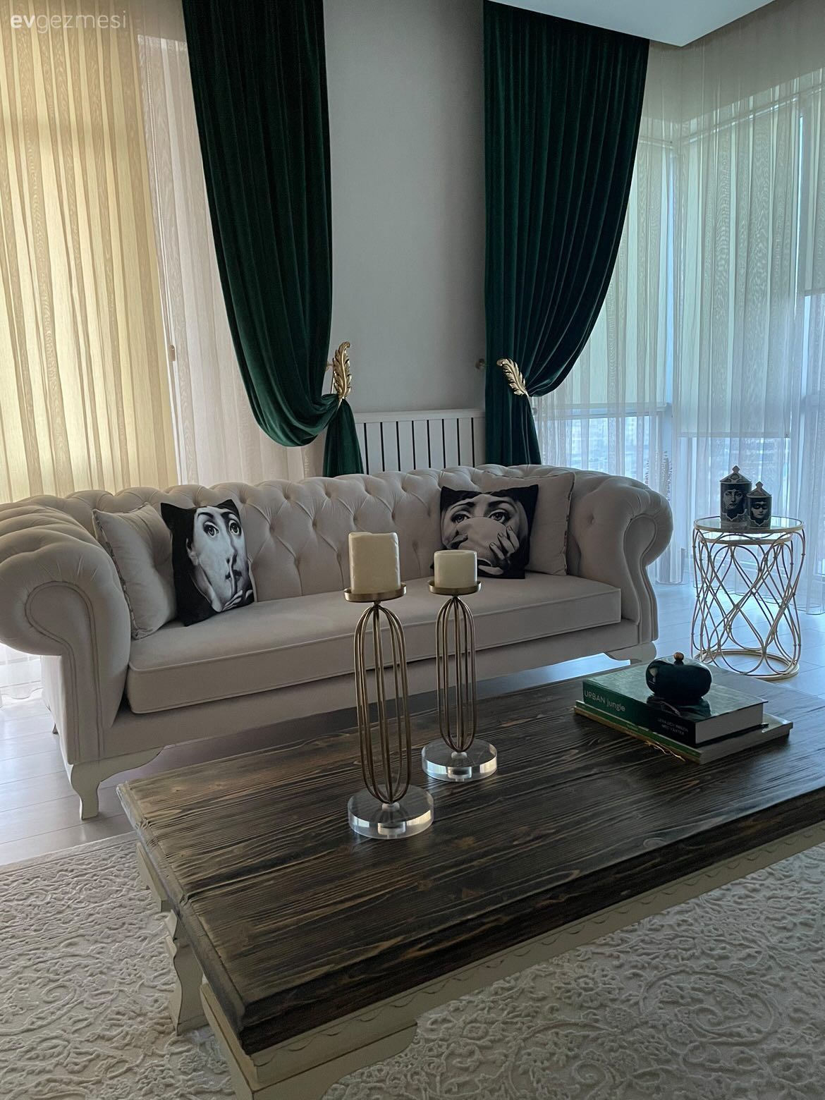 Salon, Modern, Beyaz, Yeşil, Fon perde, Perde, Tül perde, Koltuk takımı, Modern chesterfield, Yan sehpa, Sehpa, Orta sehpa, Sehpa üstü aksesuarı, Ev Aksesuar, Halı, Salon halısı, Kırlent, Ev tekstili