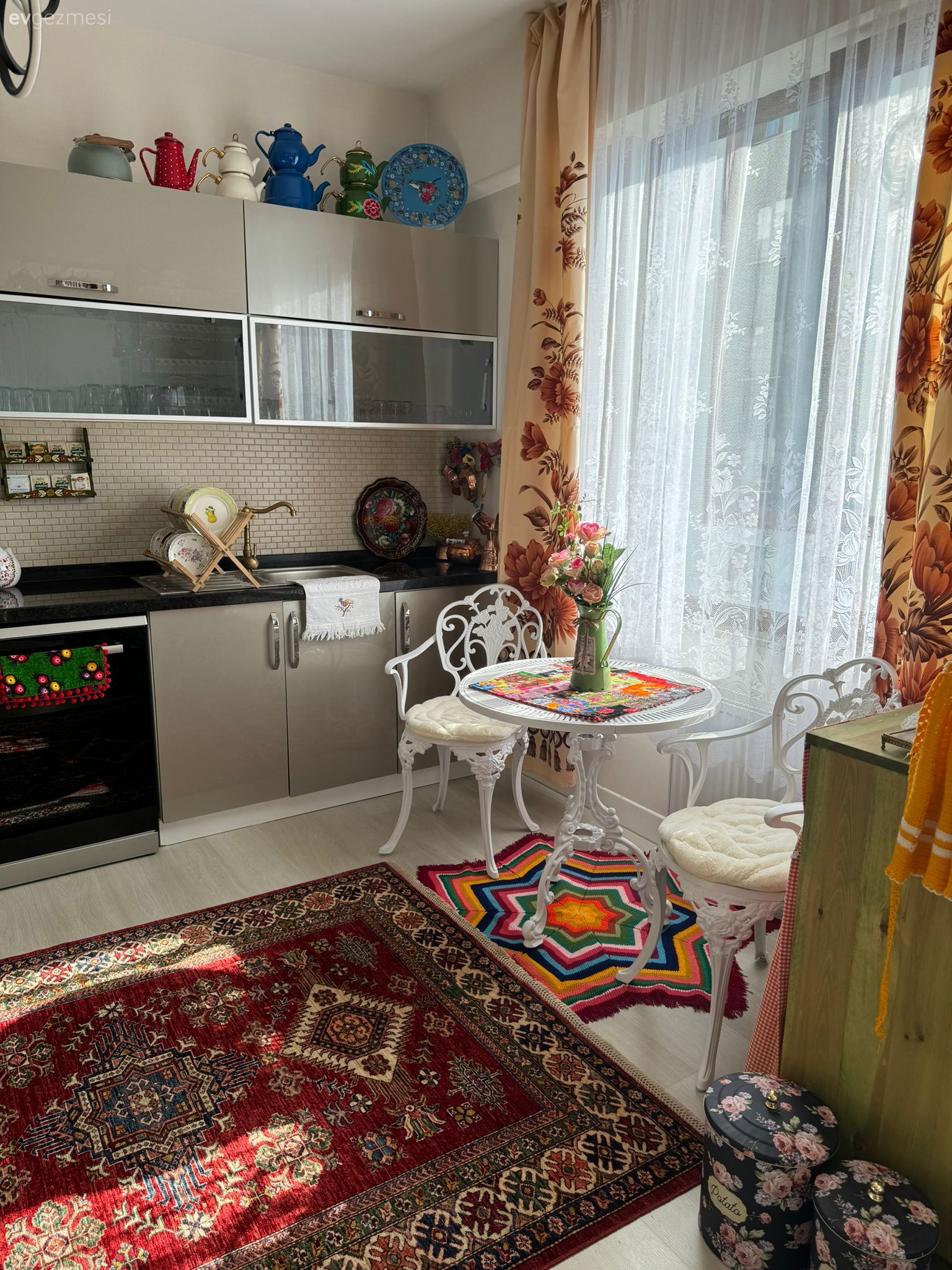 Halıdan Perdeye Her Detayıyla Geçmişe Yolculuk Yapan Bir Trabzon Evi!