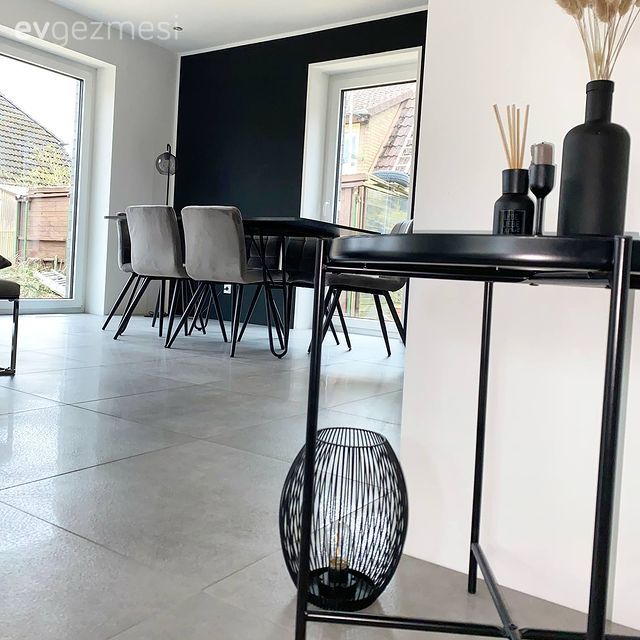 Bu Modern Evde Gri, Siyah ve Beyaz Uyumu Tüm Alanı Ele Geçirmiş!