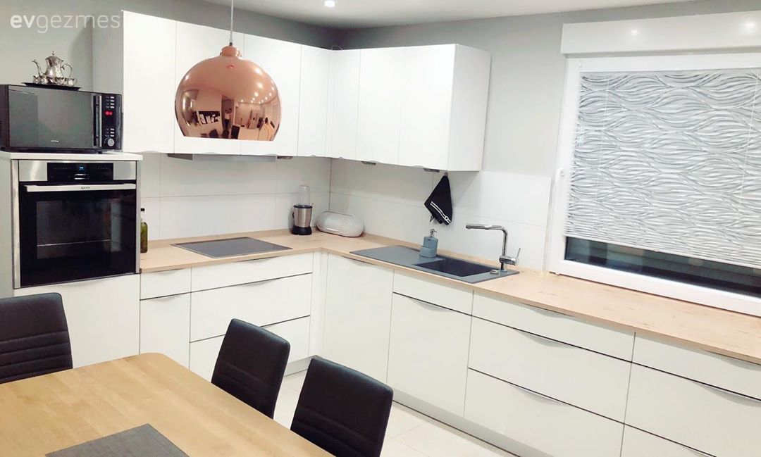 Mutfak, Beyaz mutfak, Modern mutfak, Ahşap mutfak tezgahı, Mutfak tezgahı, Mutfak perdesi, Perde, Mutfak tezgah arası, Ankastre, Mutfak masası, Sandalye, Ahşap masa, Mutfak Avize Modelleri, Ev bitkisi, Spot aydınlatma, Aydınlatma, Amerikan Mutfak, Bakır avize