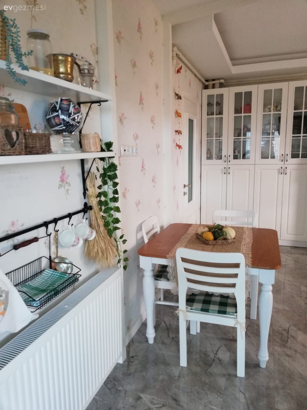 Beyaz, Mutfak masası, Sandalye, Ahşap masa, Duvar kağıdı, Duvar dekorasyonu, Mutfak rafı, Mutfak, Mutfak zemin seramikleri, Çiçekli desen, Desenler