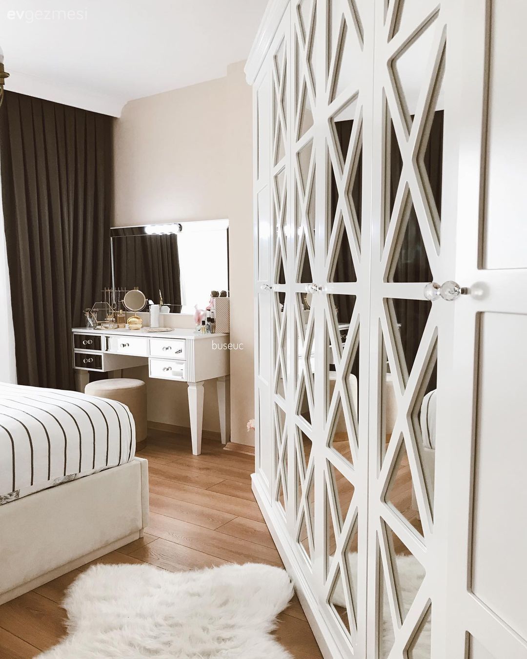 Yatak Odası, Beyaz, Siyah, Gardrop, Fon perde, Perde, Post halı, Halı, Makyaj aynası, Makyaj masası