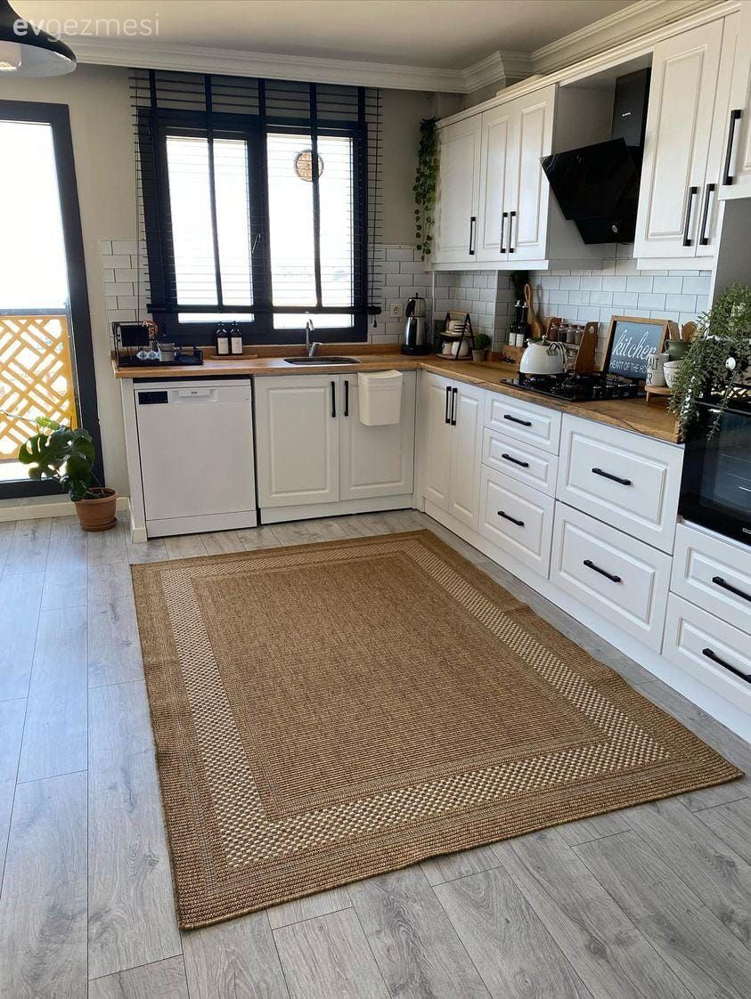 Yapışkan Folyo ile Değişen Bu Mutfak Yeni Halinde Daha Sıcak!