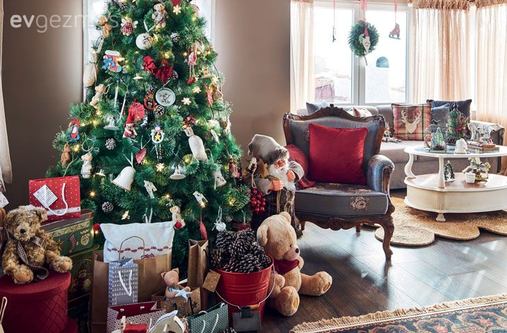 Salon, Berjer, Koltuk takımı, Tül perde, Perde, Kırlent, Ev tekstili, Orta sehpa, Sehpa, Çam ağacı, Yılbaşı dekorasyonu