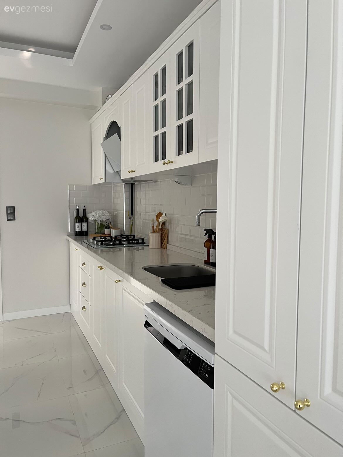 Mutfak, Beyaz, Beyaz mutfak, Shaker kapaklı dolaplar, Mutfak tezgahı, Mutfak tezgah arası, Ankastre, Mutfak zemin seramikleri, Mutfak Avize Modelleri, Metro seramik, Seramik