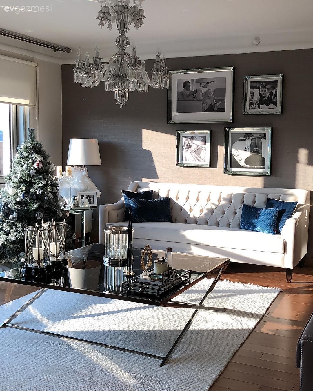 Salon, Art deko, Krem, Beyaz, Vizon, Gümüş, Gri duvar, Tablo, Duvar dekorasyonu, Orta sehpa, Sehpa, Aynalı mobilya, Ayna, Yan sehpa, Sehpa üstü aksesuarı, Ev Aksesuar, Vazo, Dekoratif Objeler, Avize, Aydınlatma, Salon avizesi, Halı, Salon halısı, Abajur, Stor perde, Şamdan, Siyah, Mavi, Kırlent, Ev tekstili