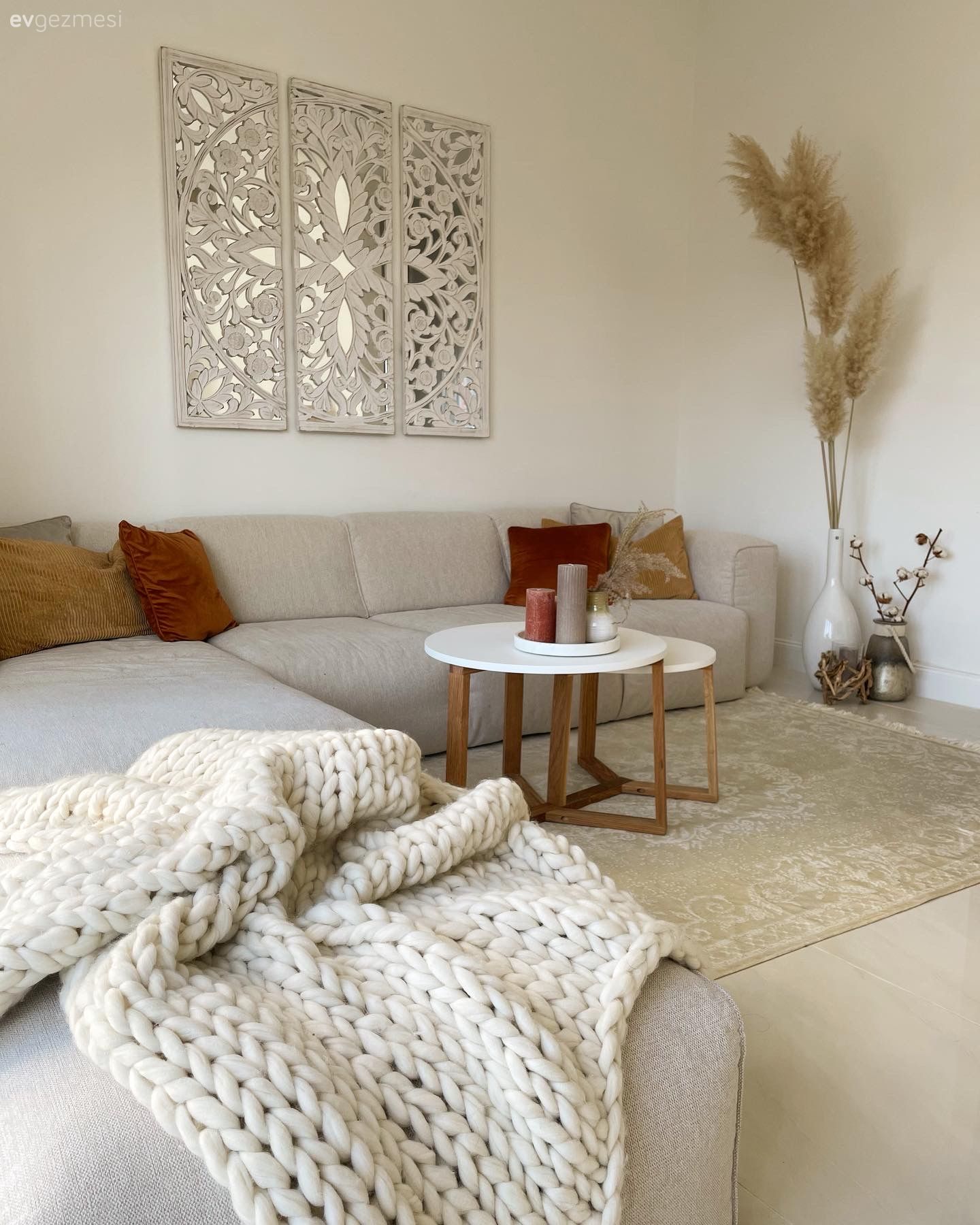 Salon, Bohem Dekorasyon, Gri koltuk, Köşe koltuk, Koltuk takımı, Kahverengi, Duvar panosu, Duvar dekorasyonu, Halı, Salon halısı, Orta sehpa, Sehpa, Tül perde, Perde, Kırlent, Ev tekstili, Pampas otu