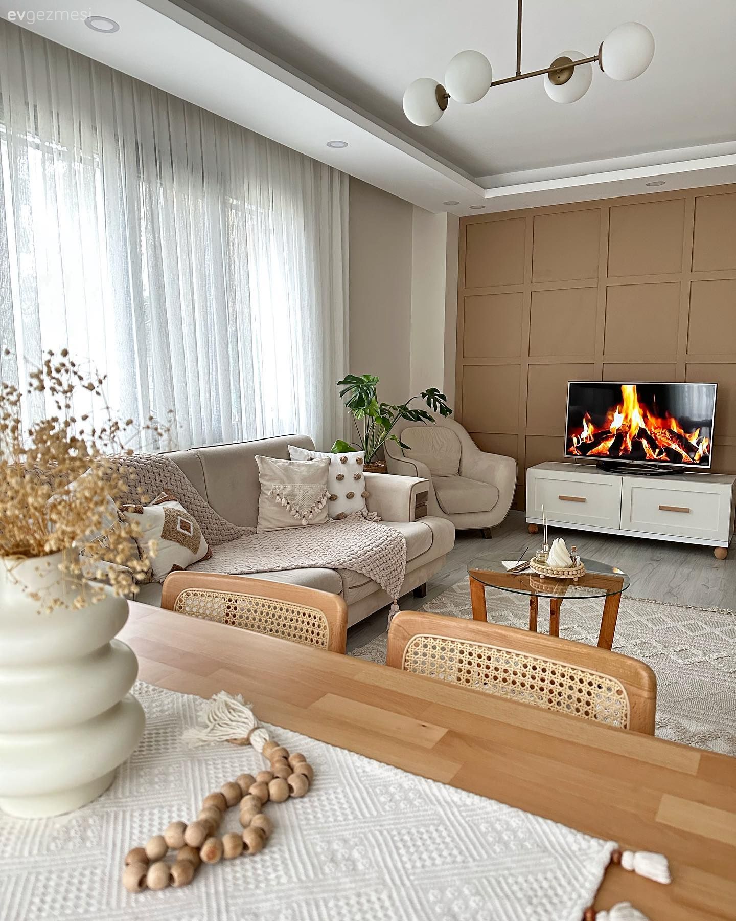 Salon, Krem, Bej, Beyaz, Duvar çıtalama, Tv ünitesi, Tv ünitesi aksesuarları, Ev Aksesuar, Tül perde, Perde, Avize, Aydınlatma, Salon avizesi, Sandalye, Yemek masası, Berjer, Halı, Salon halısı, Koltuk takımı