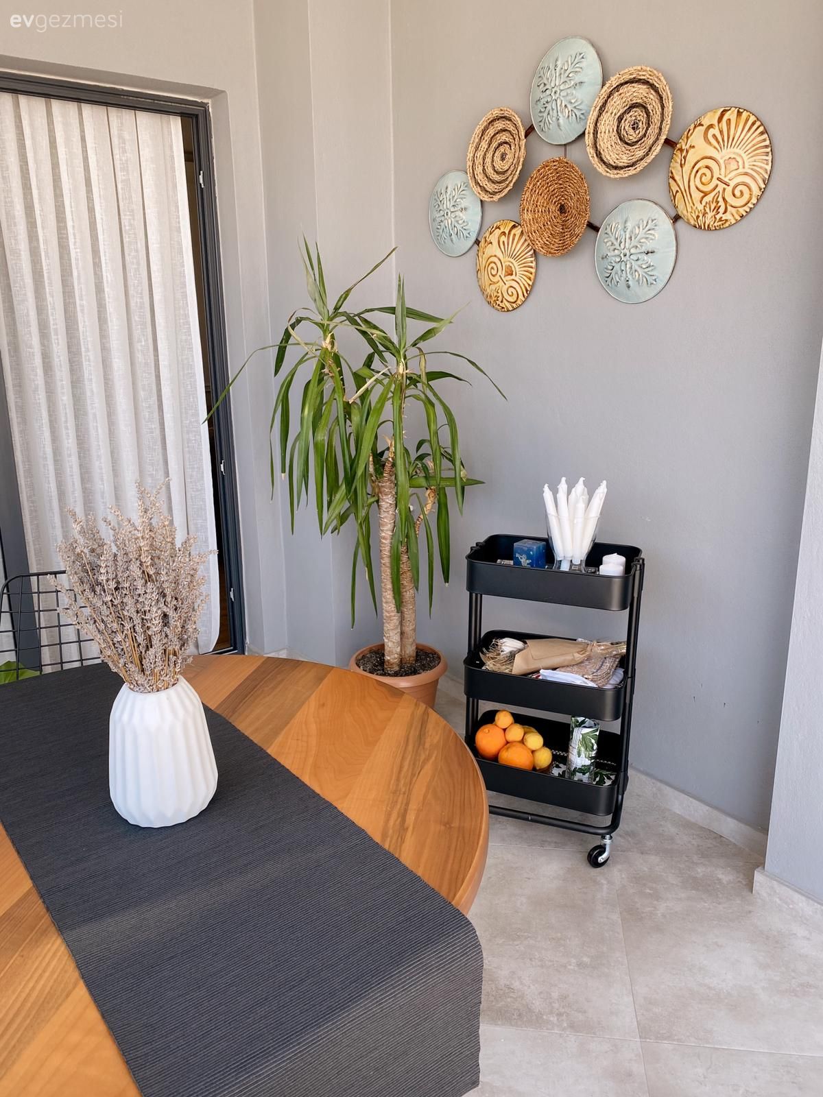 Balkon duvar dekorasyonu, Ev bitkisi, Gri, Siyah, Balkon masası, Masa örtüsü, Ev tekstili