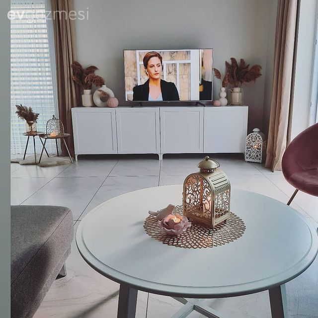 Tv ünitesi, Tv ünitesi aksesuarları, Ev Aksesuar, Orta sehpa, Sehpa, Berjer, Pudra pembe, Halı, Fon perde, Perde, Tül perde, Pampas otu, Sehpa üstü aksesuarı