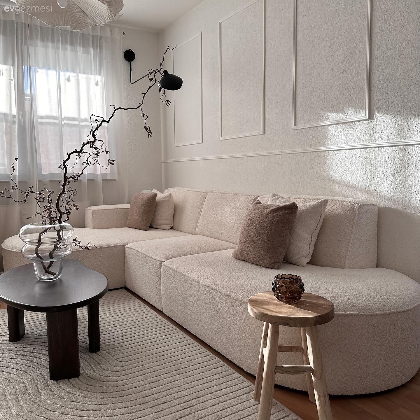 Salon, Modern, İskandinav, Köşe koltuk, Koltuk takımı, Duvar çıtalama, Yuvarlak sehpa, Sehpa, Halı, Salon halısı, Tül perde, Perde, Avize, Aydınlatma, Parke, Vazo, Ev Aksesuar, Yapay çiçekler, Kırlent, Ev tekstili