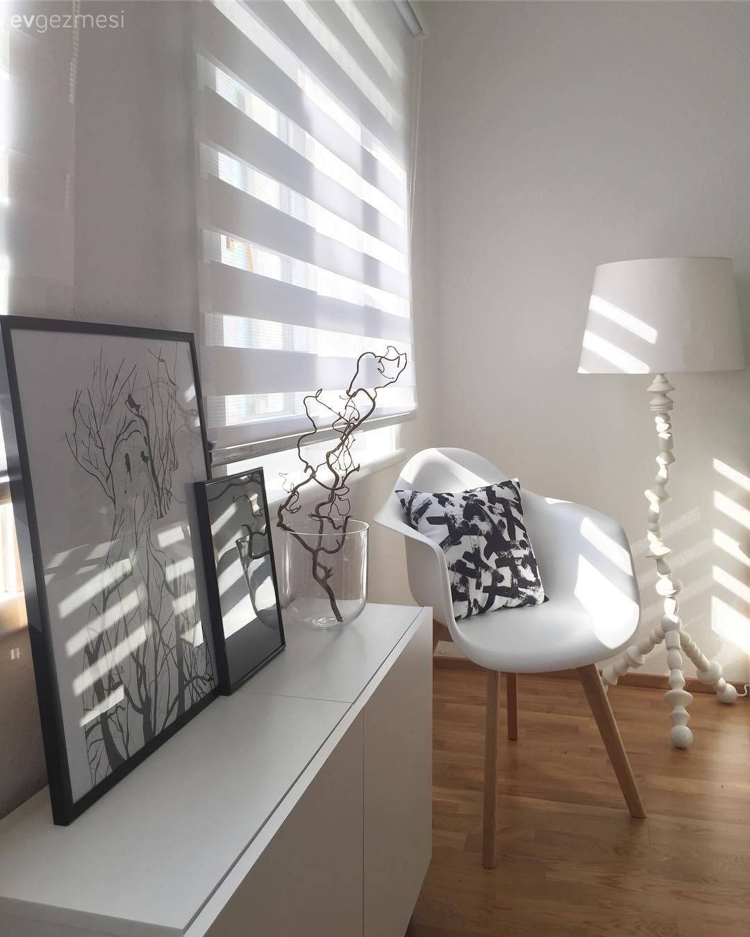 Beyaz, Konsol, Konsol üzeri dekoratif objeleri, Tablo, Duvar dekorasyonu, Siyah, Sandalye, Lambader, Aydınlatma, Zebra Perde, Perde